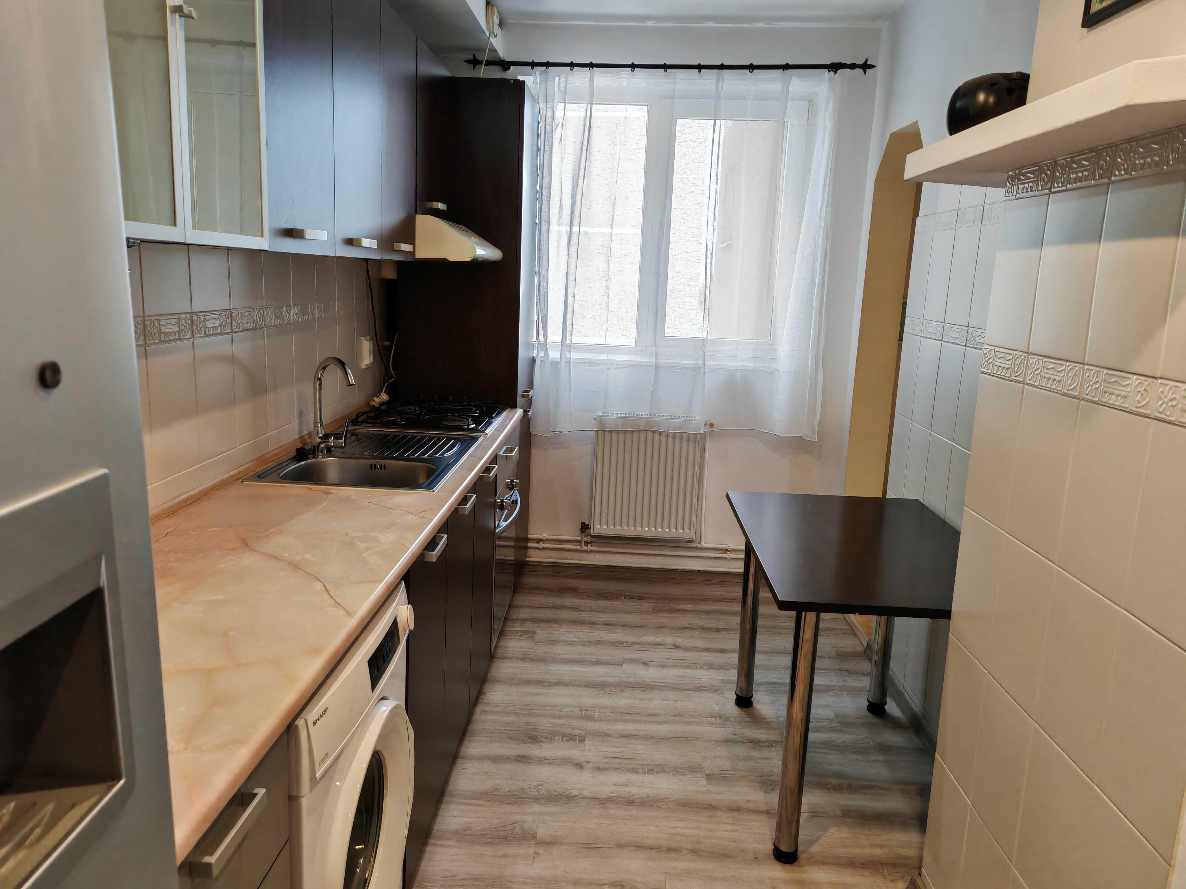 Închiriez apartament 3 camere Brașov