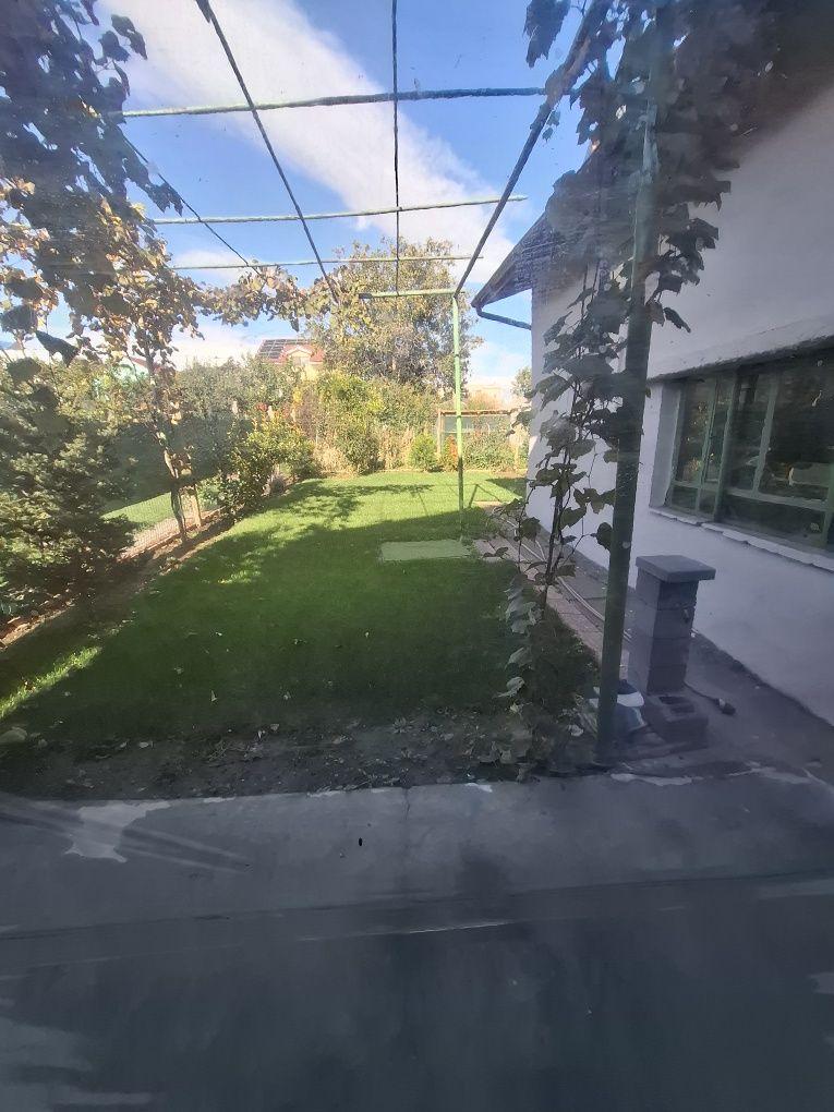 Inchiriez casa cu etaj la curte