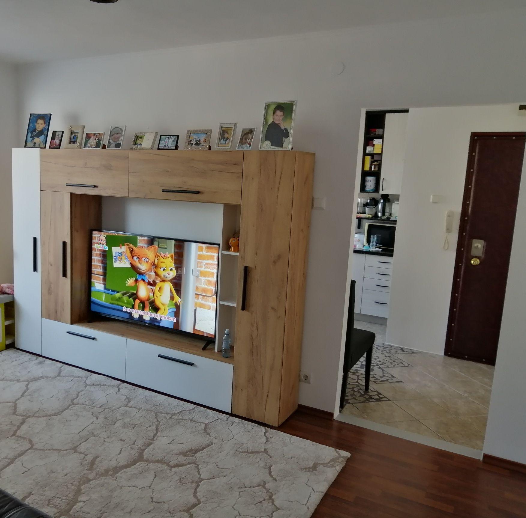 Vând apartament 4 camere etaj 3 Cantemir!