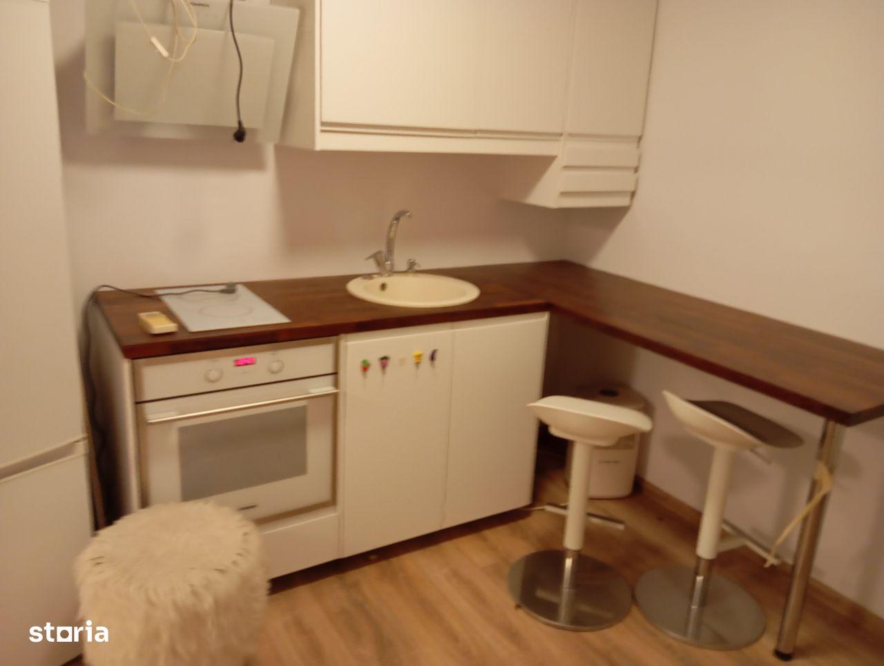 Garsonieră renovată modern, centrul vechi, clădire fără risc seismic - imagine 1