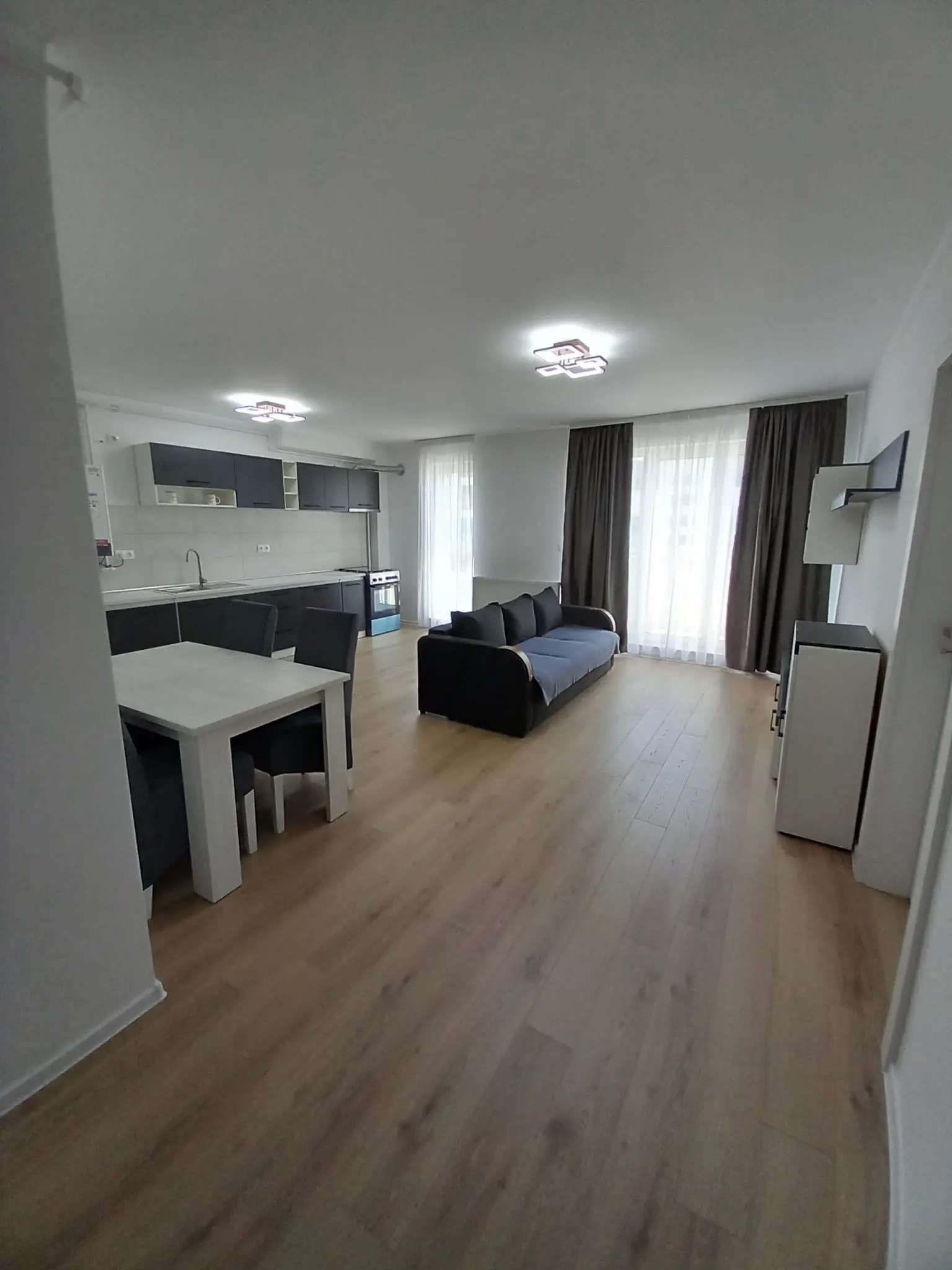 Apartament modern 2 camere – 55 mp – Maurer Residence (Libertății) – mobilat complet, etaj 5
Vând apartament cu 2 camere situat în Maurer Residence - imagine 1