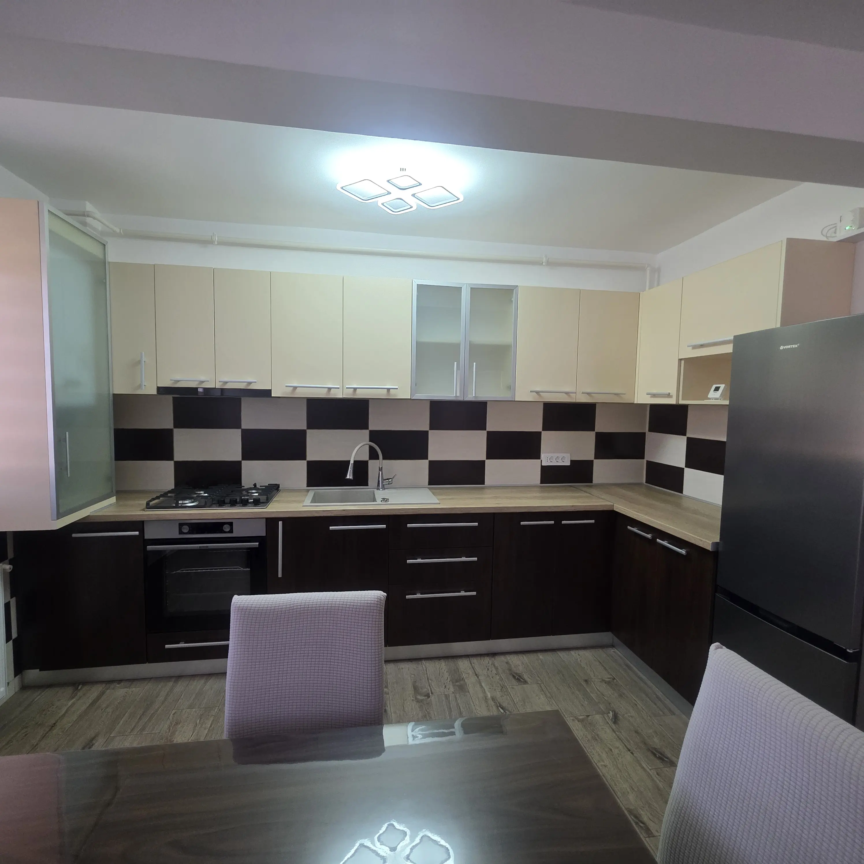 Închiriez apartament, 2 camere, preț 420 euro, ușor negociabil - imagine 1
