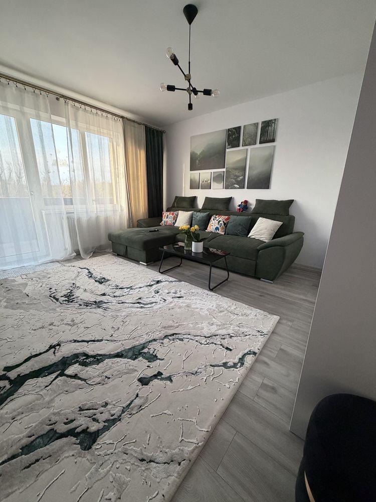 Persoană fizică vinde apartament 2 camere, decomandat, etaj 8.