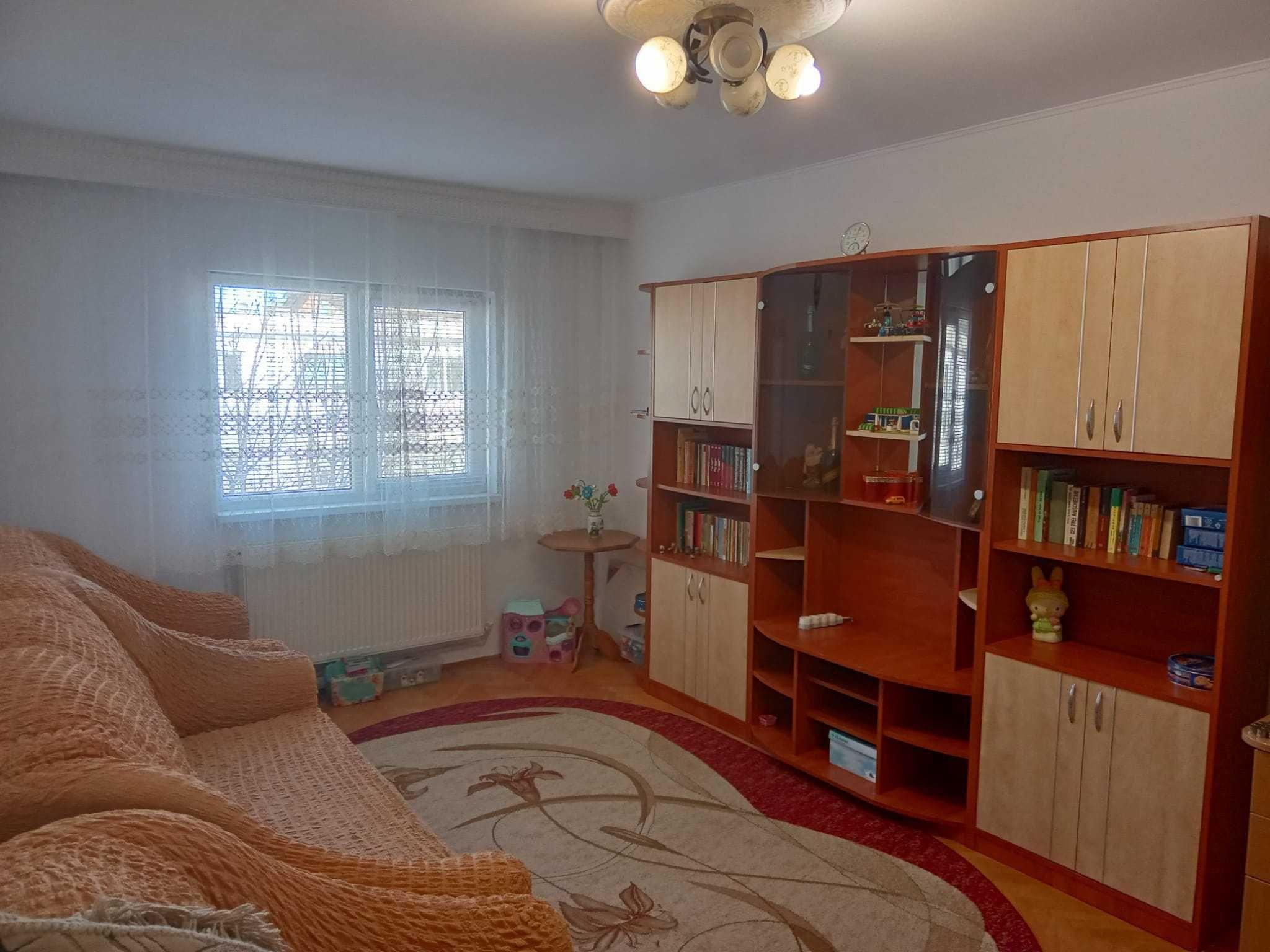 Proprietar,vand apartament decomandat 3 camere Nicolina 1 prima statie,mobilat si utilat.