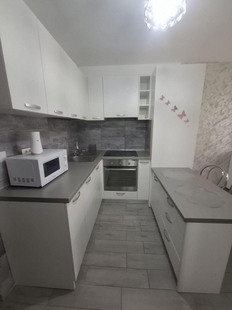 Inchiriez camera de camin