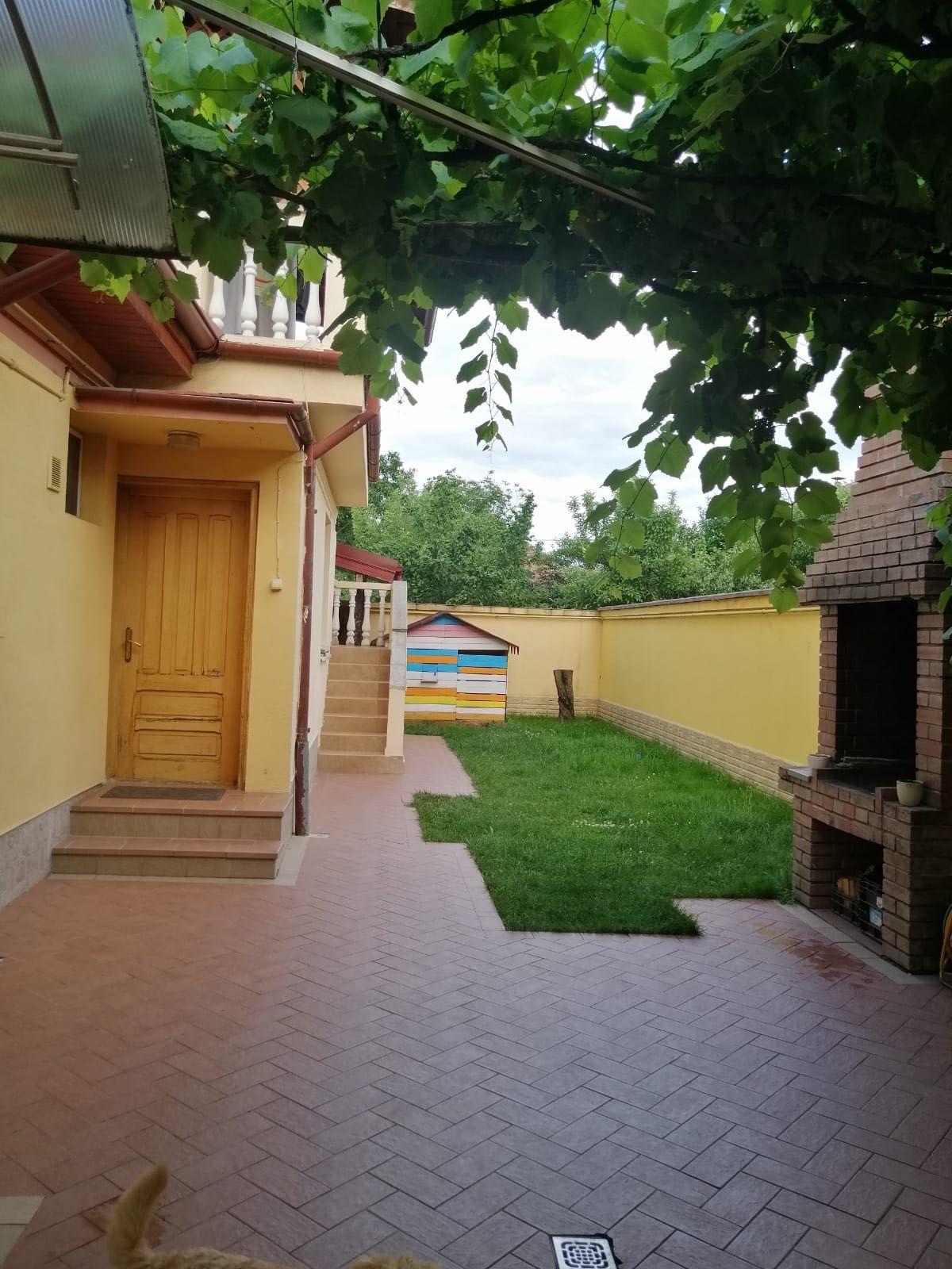 Închiriez casă 3 dormitoare , 3 bai, living ,bucătărie ,dressing! - imagine 1