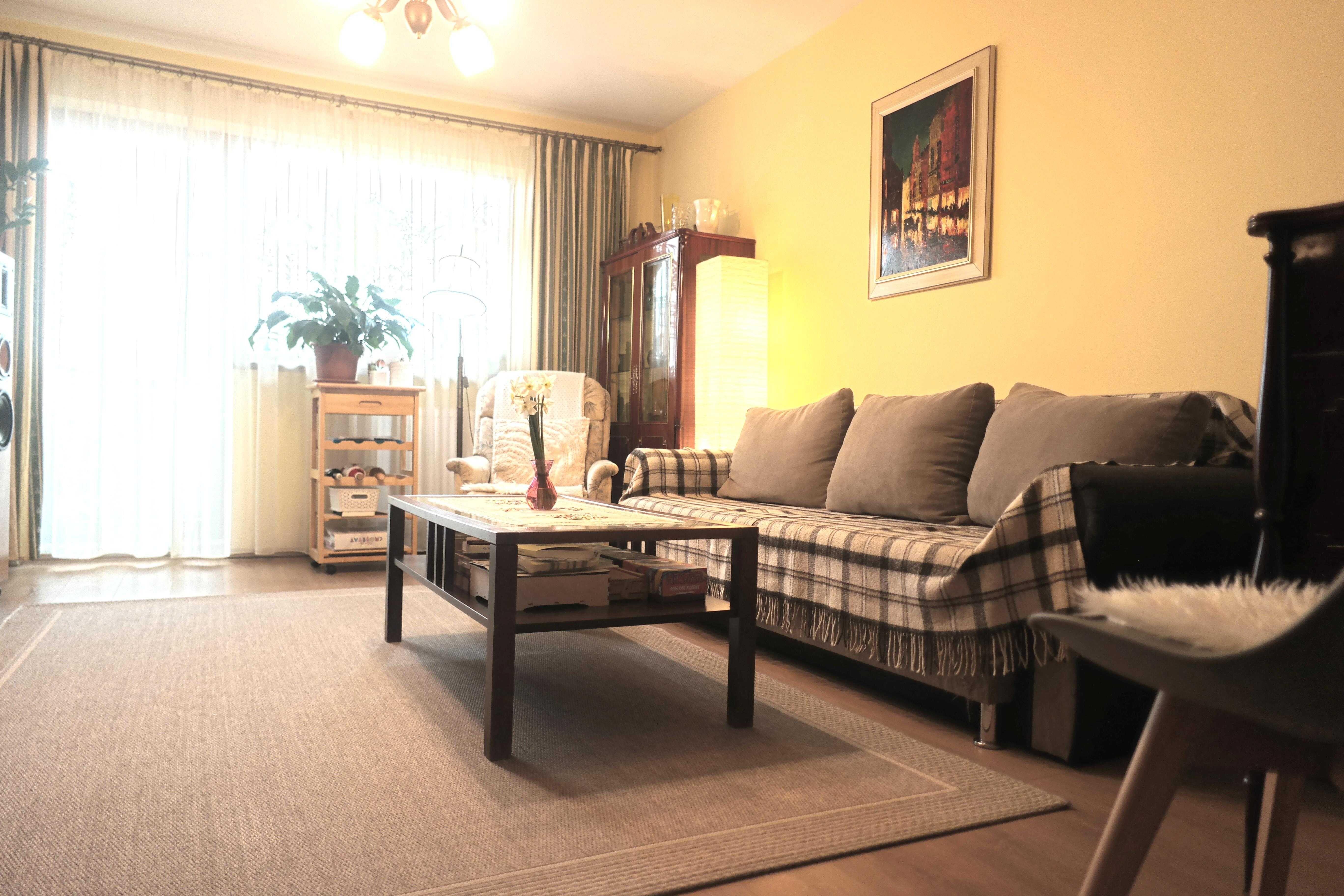 Vând apartament 5 camere + 1 sau 2 garaje la demisol (Vlaicu-Stupilor)