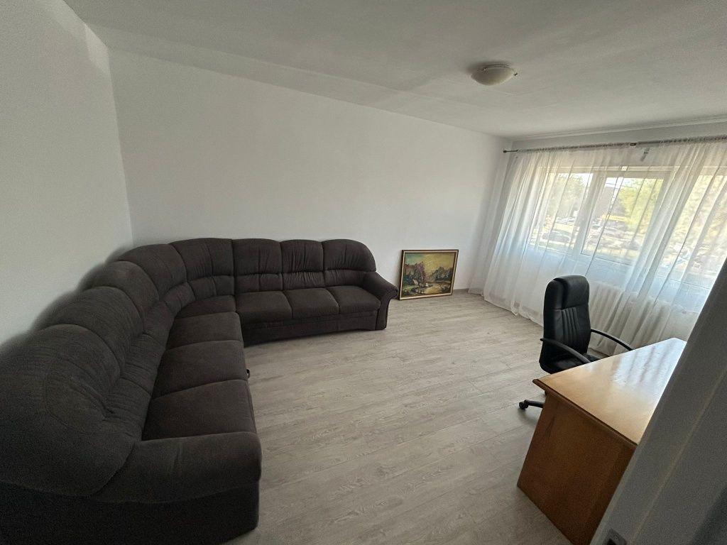 Închiriez apt 3 camere zona Podgoria etaj 1