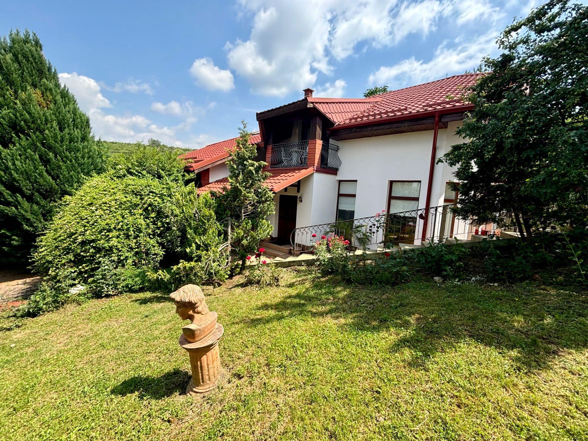 Casă 500 mp cu teren 1 hectar și piscină 100 mp – Ghioroc, jud. Arad