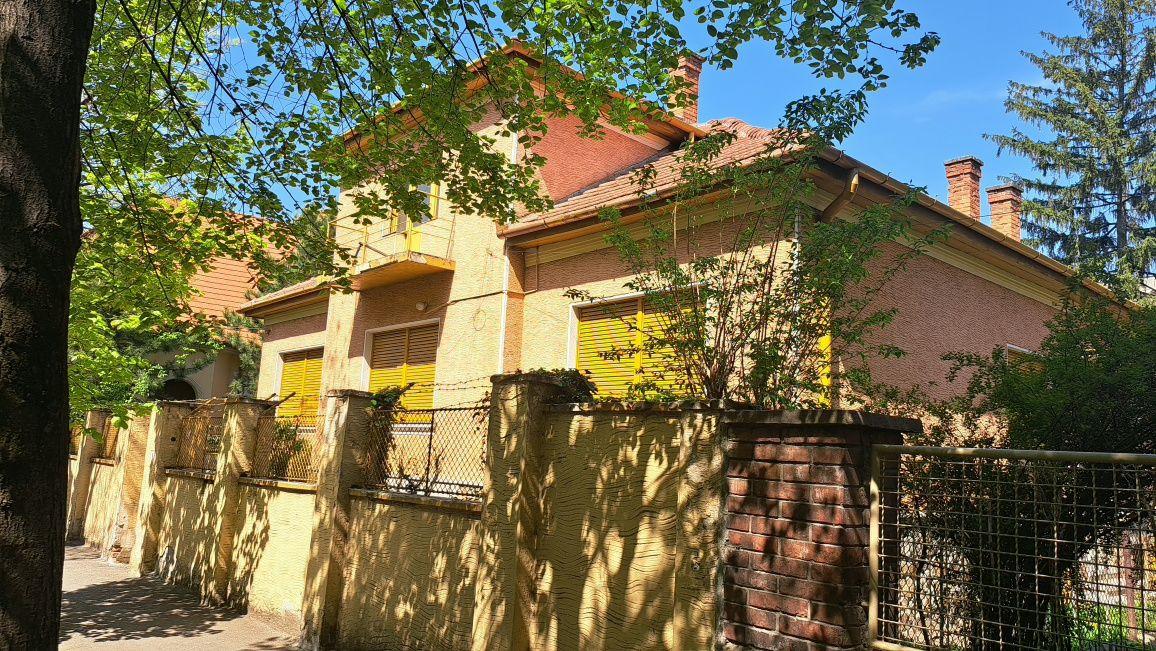 Casă ultracentrală Arad la 50 m de Blv Revolutiei ,4 camere + demisol