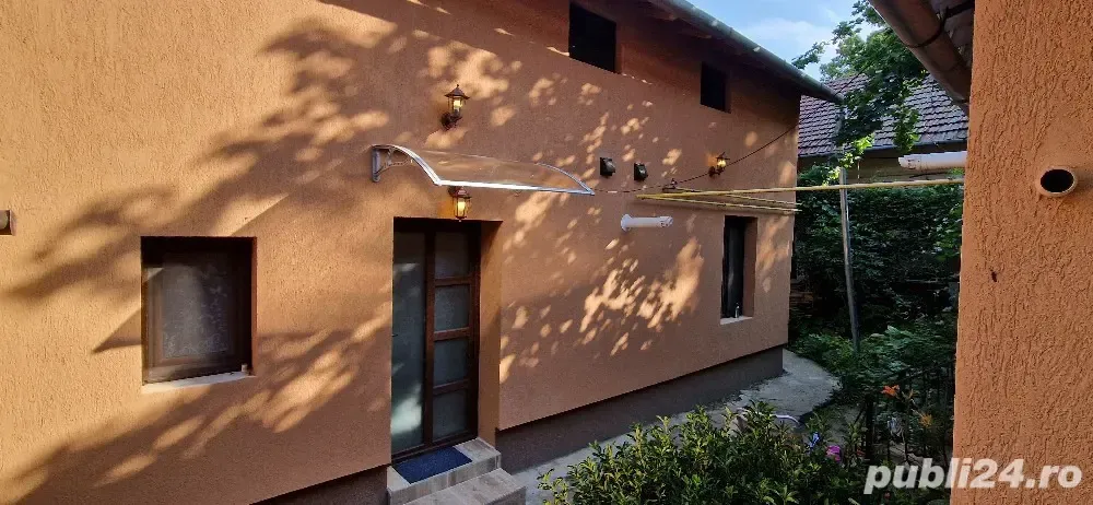 Propietar, vând apartament cu 3 camere, situat central, la curte comună!