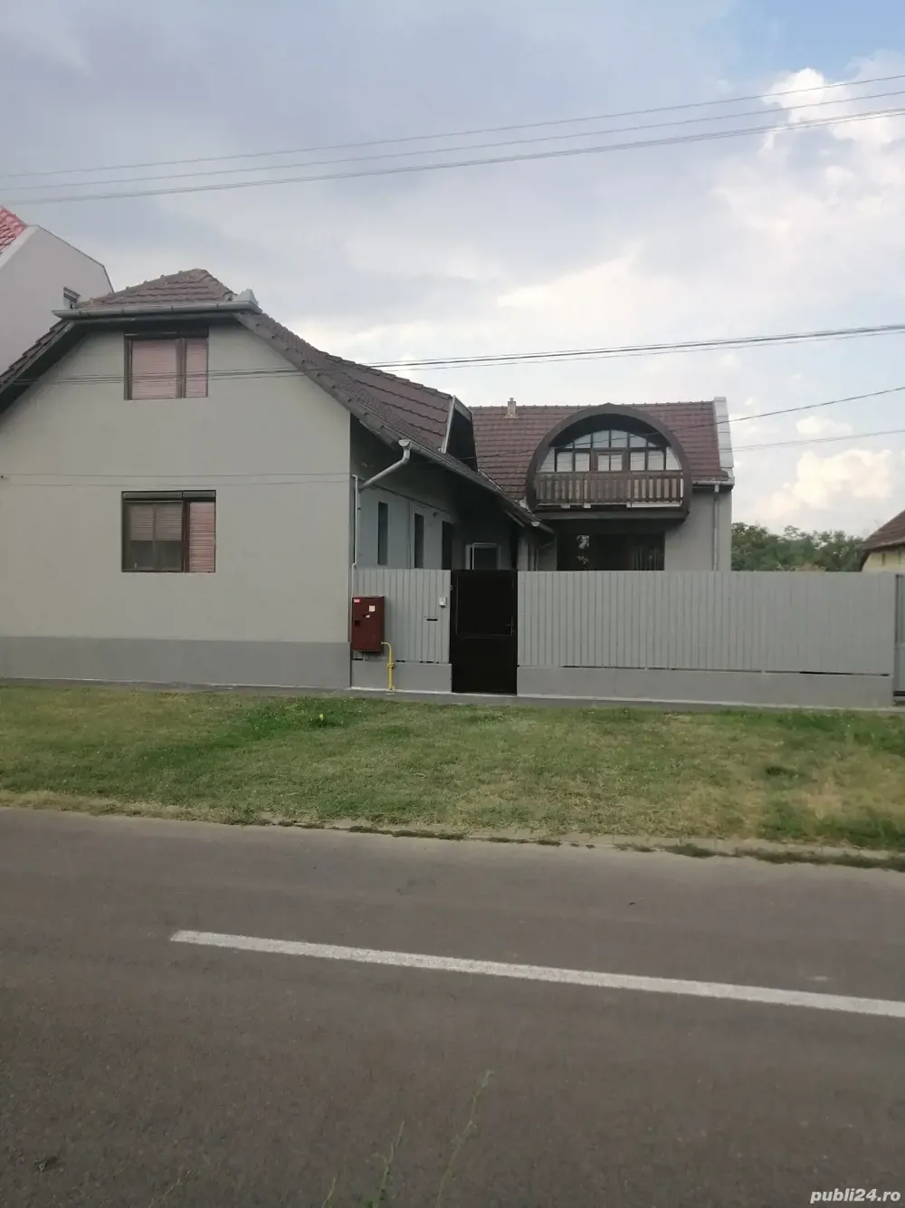 Vând casă de 250 metri pătrați Micalaca