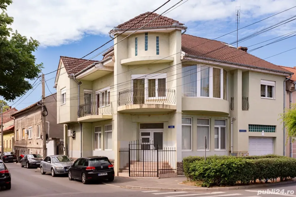 Vila de vanzare,in Arad ultracentral, in aproiere de Teatru,compusa din spatiu comercial si locuinta