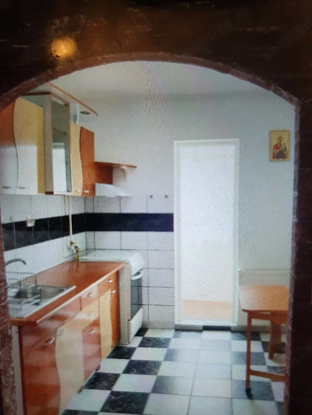 Se ofera spre inchiriere un apartament spatios cu 2 camere,decomandat,etaj 2 - imagine 1