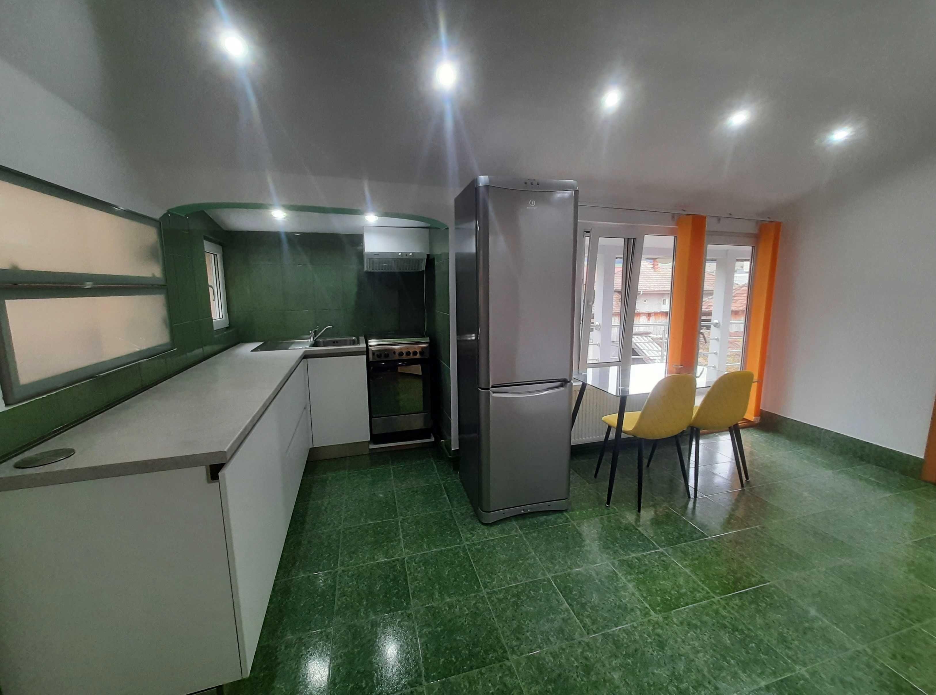 Inchiriez apartament 2 camere in Baciu, in casa.