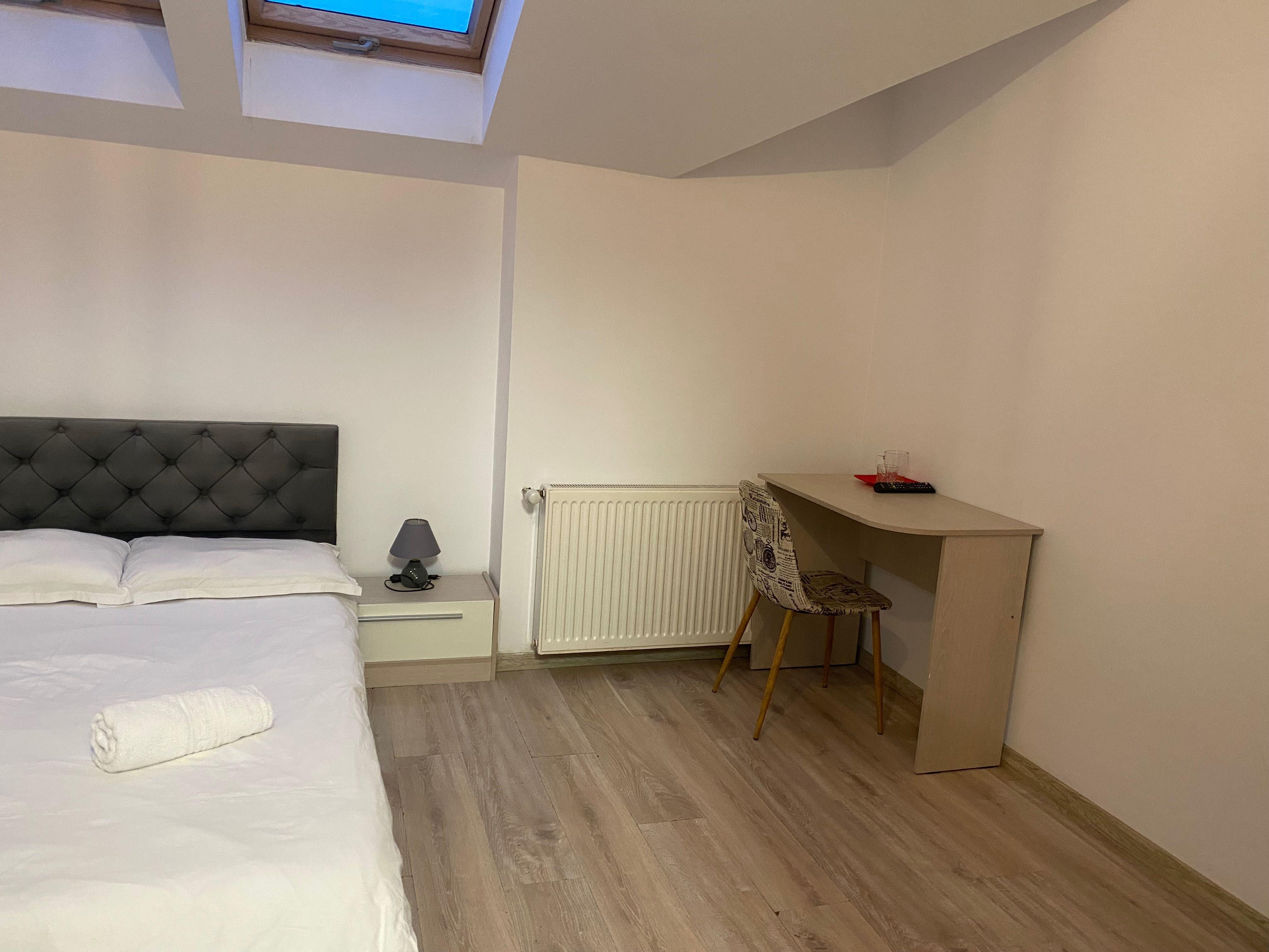 Închiriere cameră cu baie proprie privată în Dâmbul Rotund