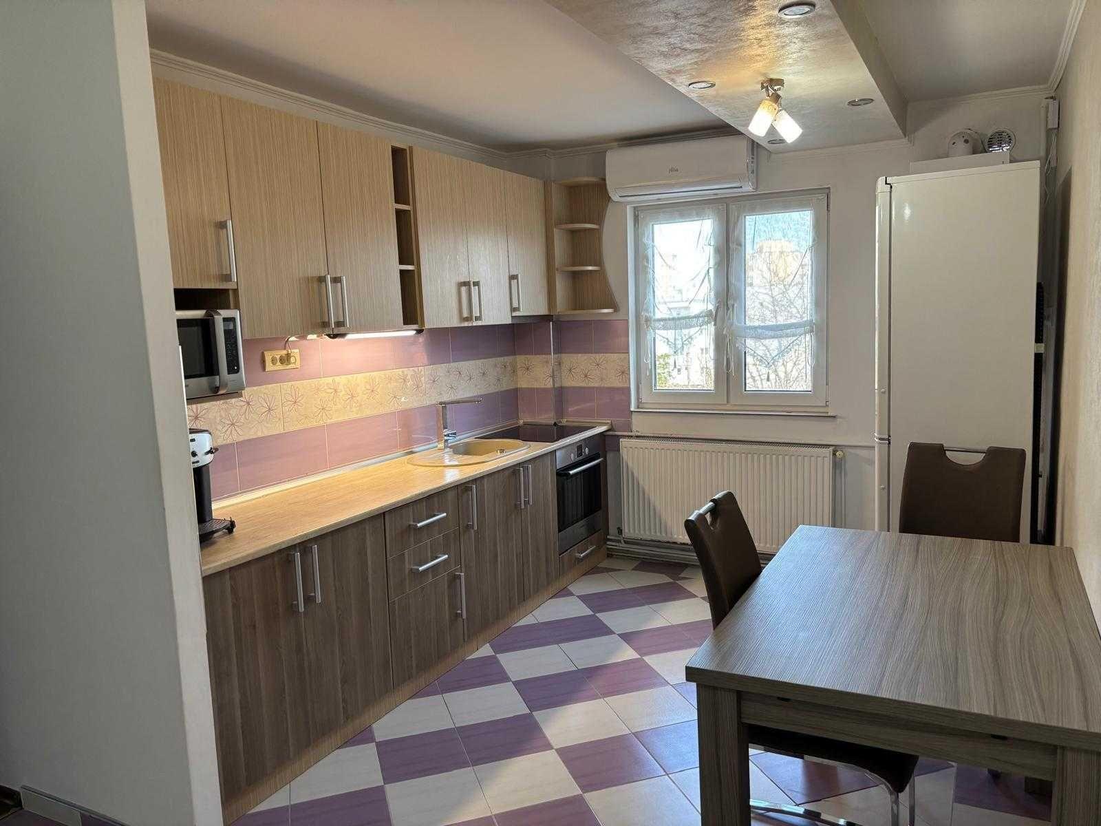 închiriez apartament 3 camere