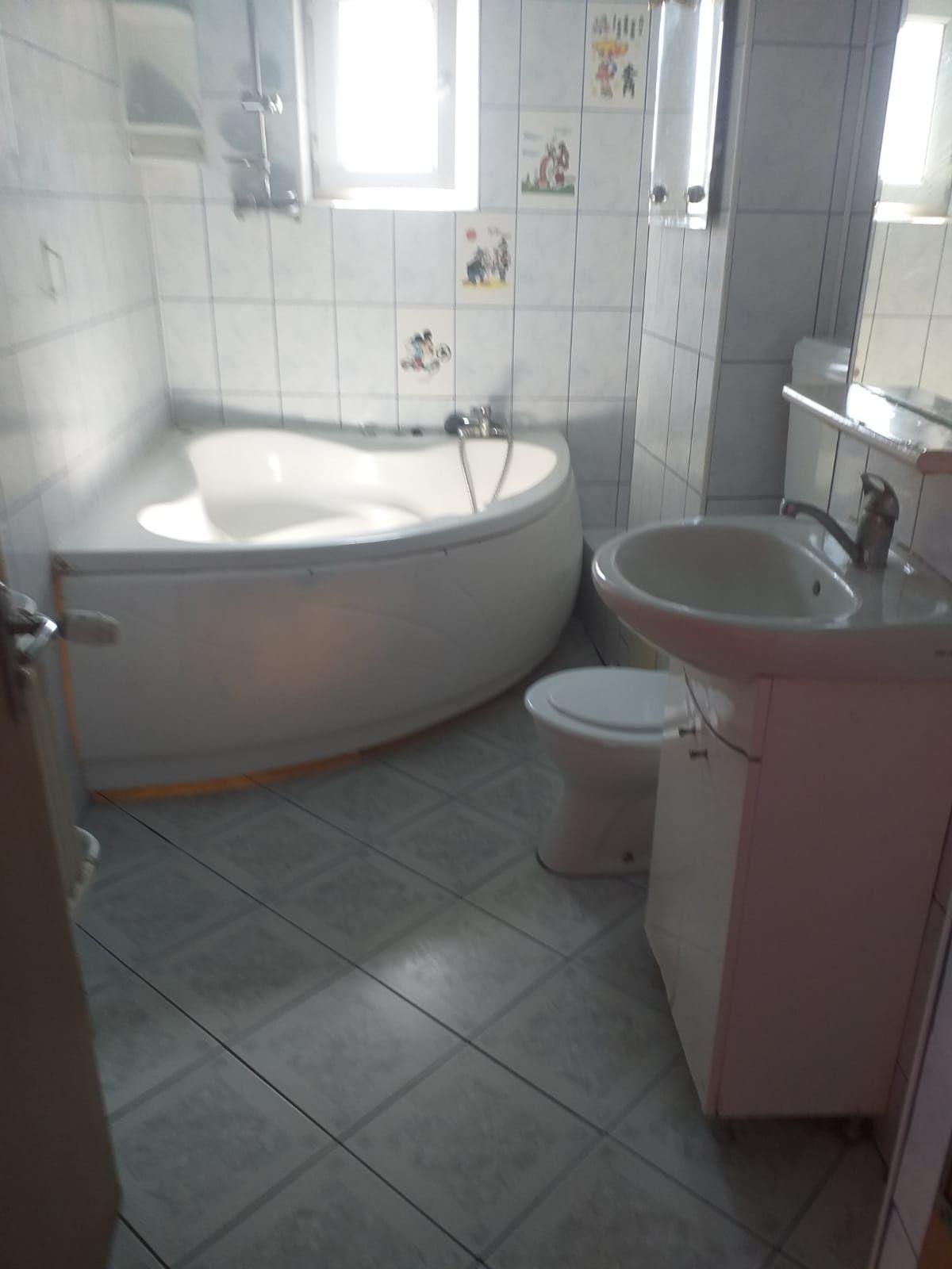 Proprietar pers fizica vind apartament 2camere din 3 pret115000euro.