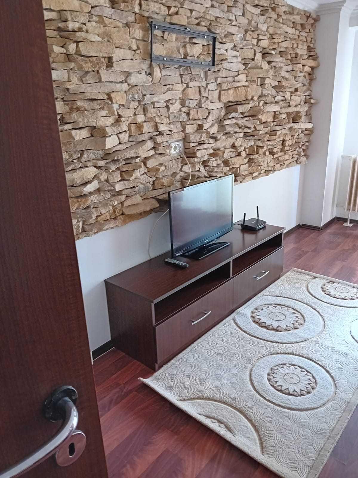 piata alba iulia bd.burebista ap.3cam et.6/8 mobilat/nemobilat  600 euro/lunar taxe in sarcina proprietar .