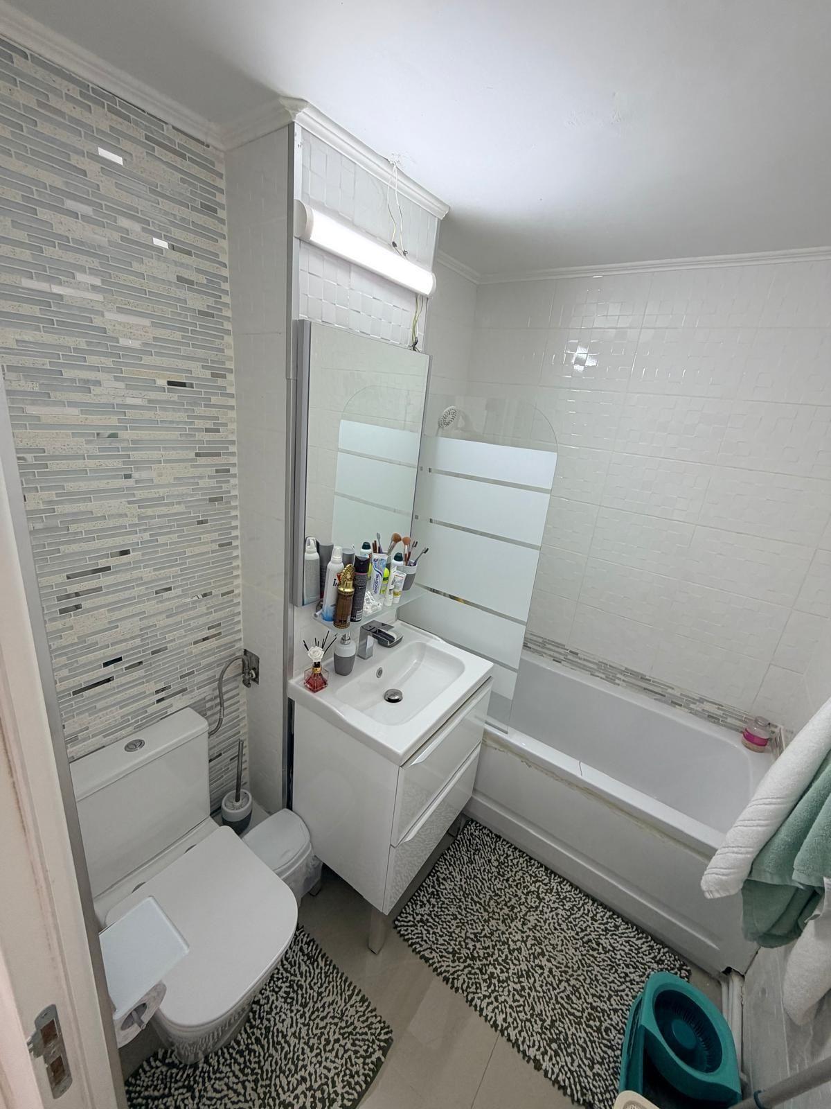 PROPRIETAR ! Vând Apartament 3 camere