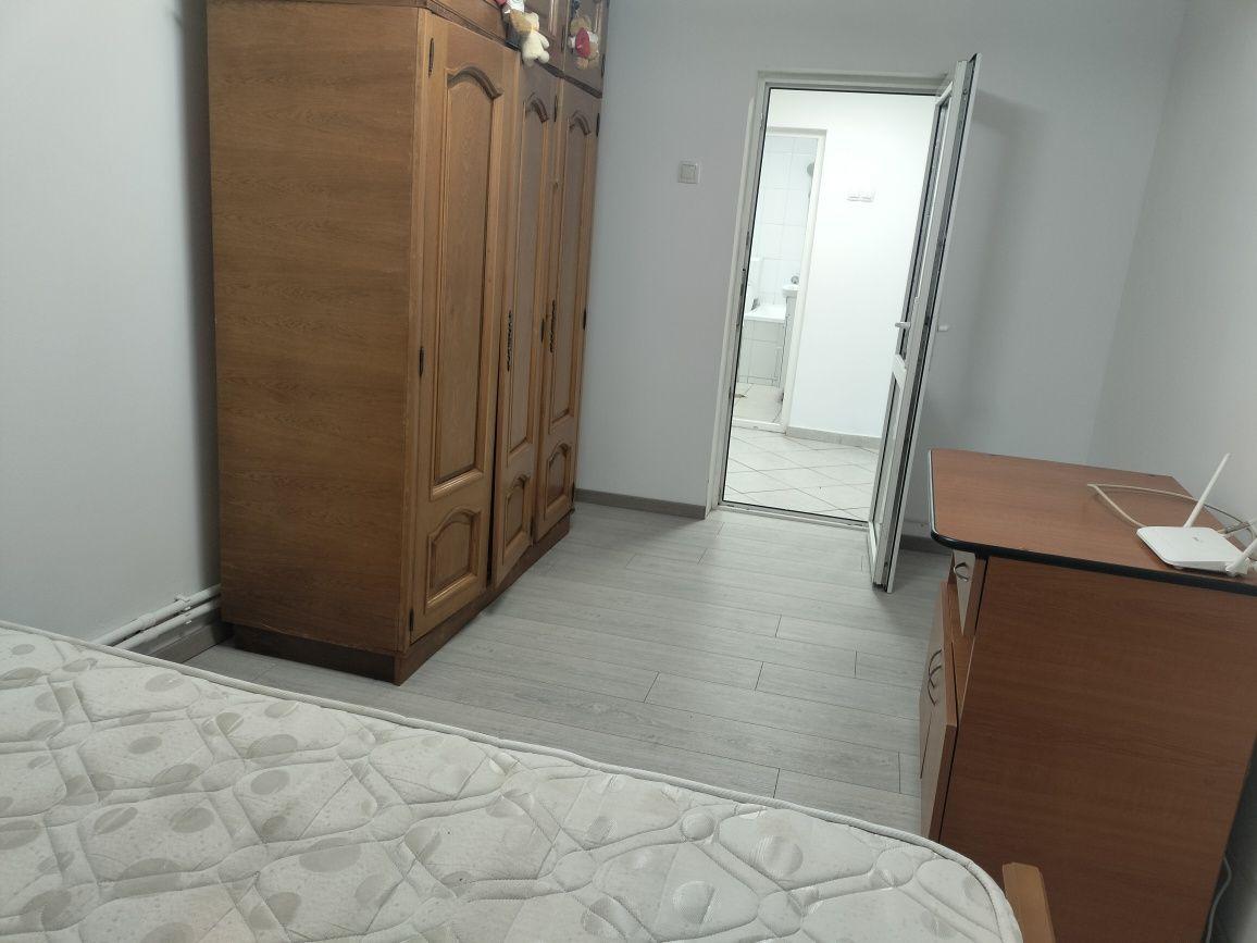 Închiriez garsonieră la curte - imagine 1