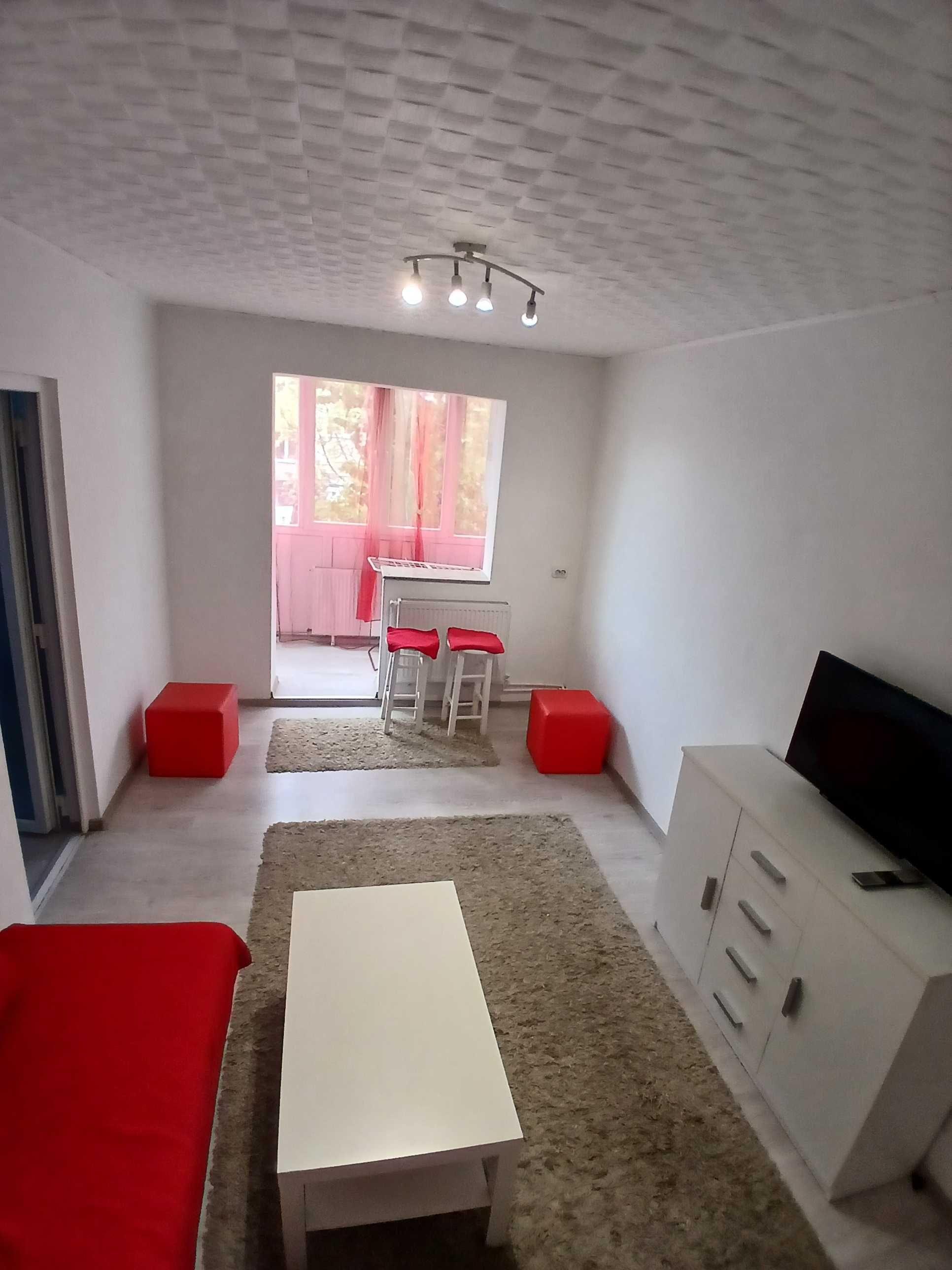 Inchiriez apartament, 2 camere. Zona: Vlaicu, Fat Frumos - Utilat cu centrala proprie.