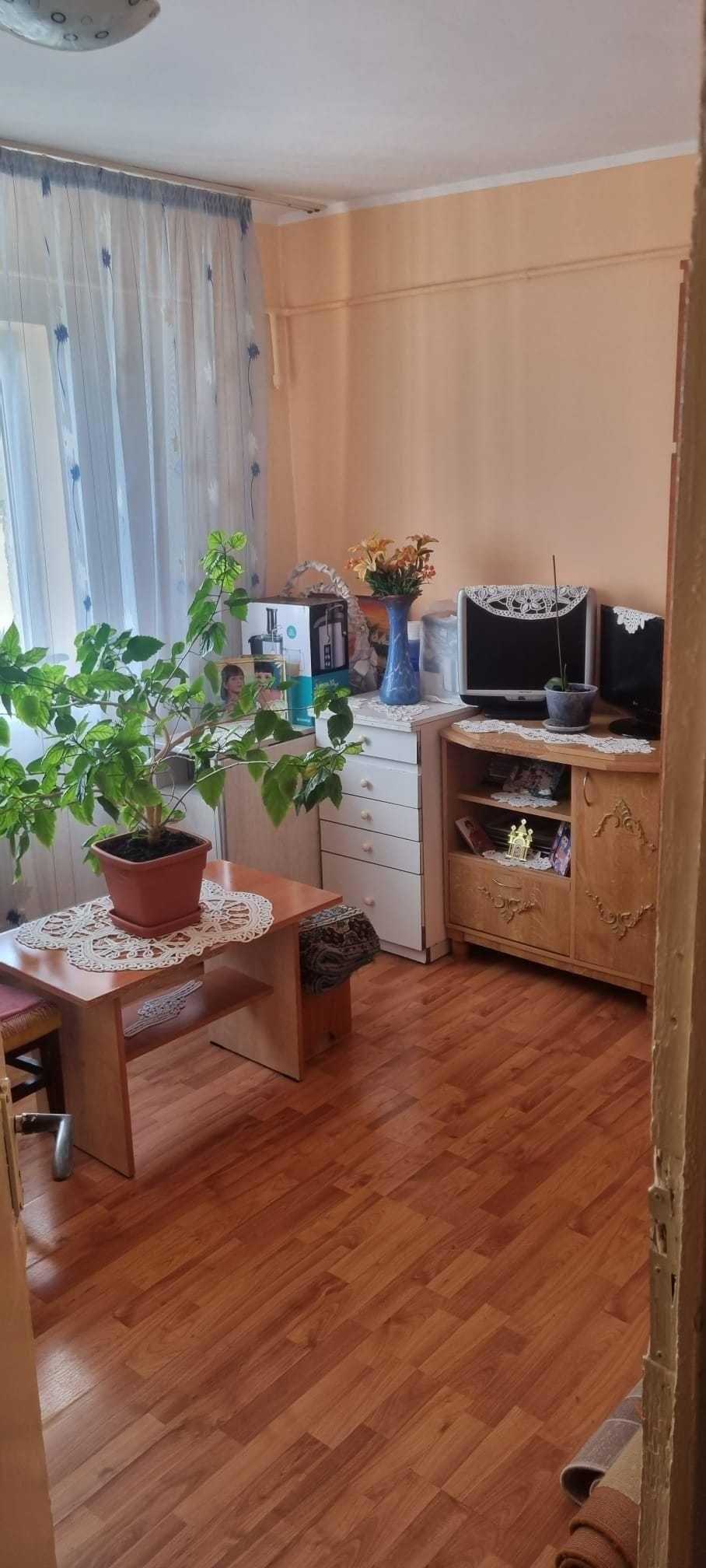 Apartament 2 camere semidecomandat etaj 4din 4