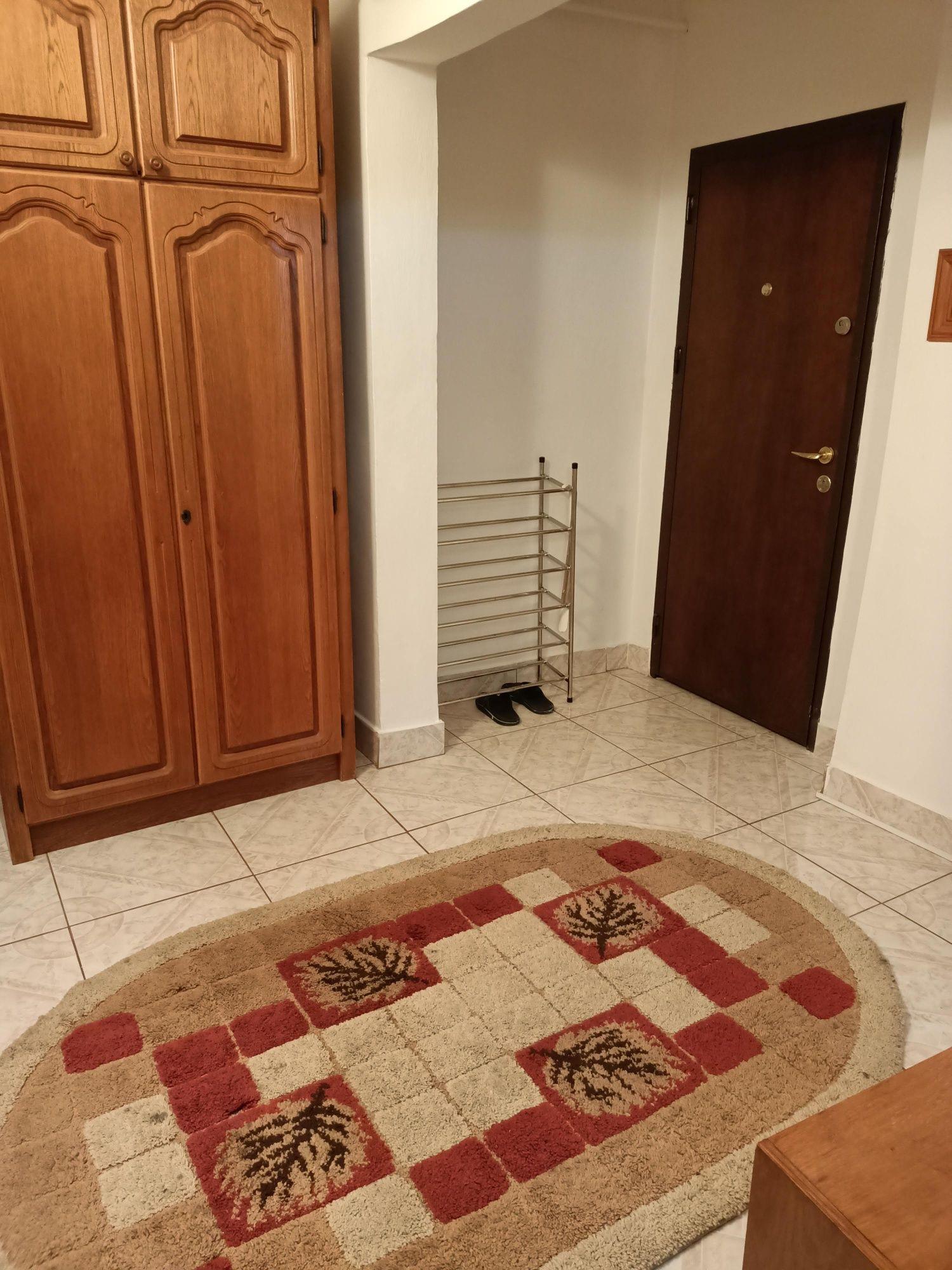 Închiriez apartament 2 camere decomandat