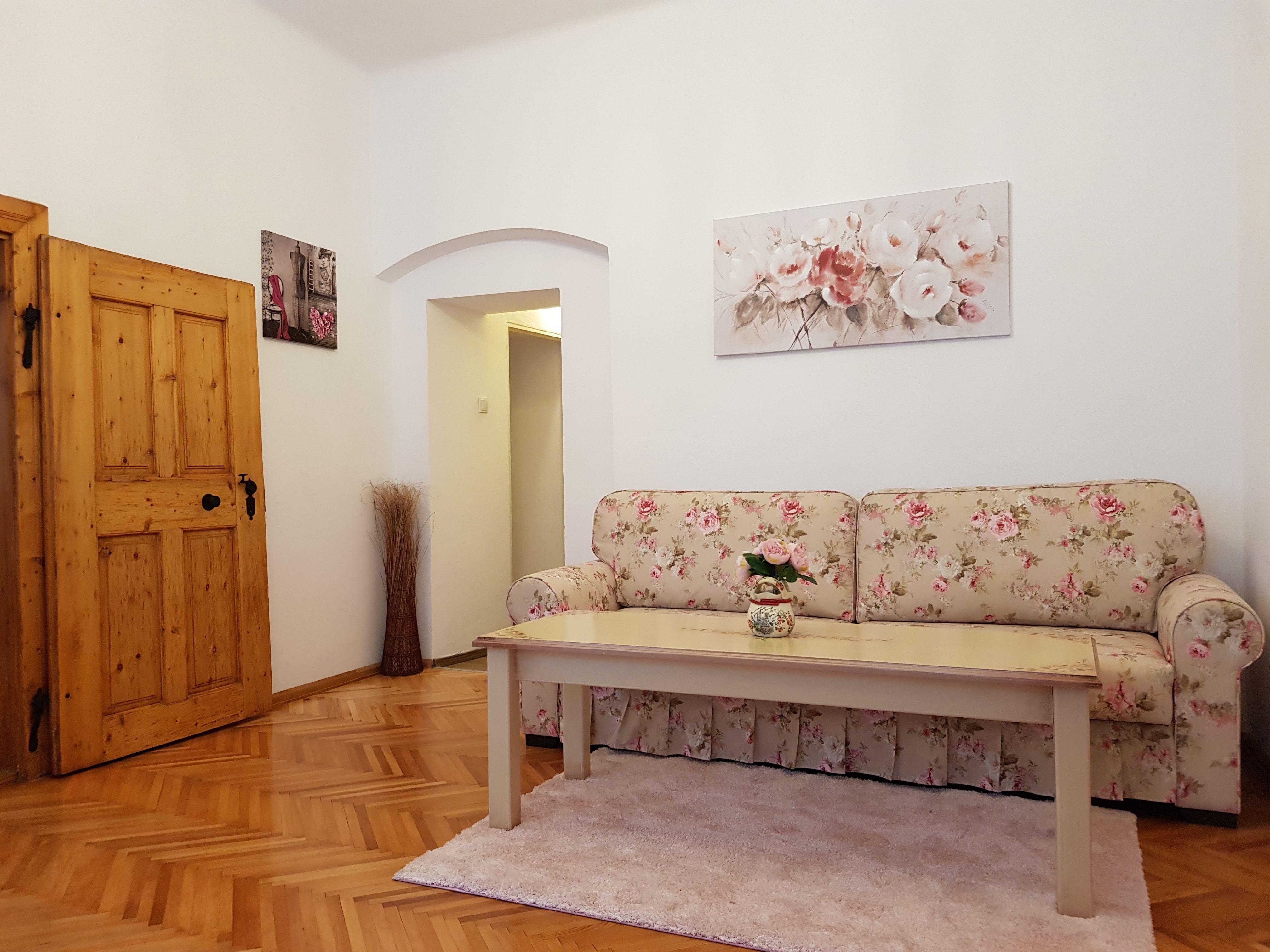 Vând apartament 2 camere, ultracentral Sibiu, parter, stare excelentă.