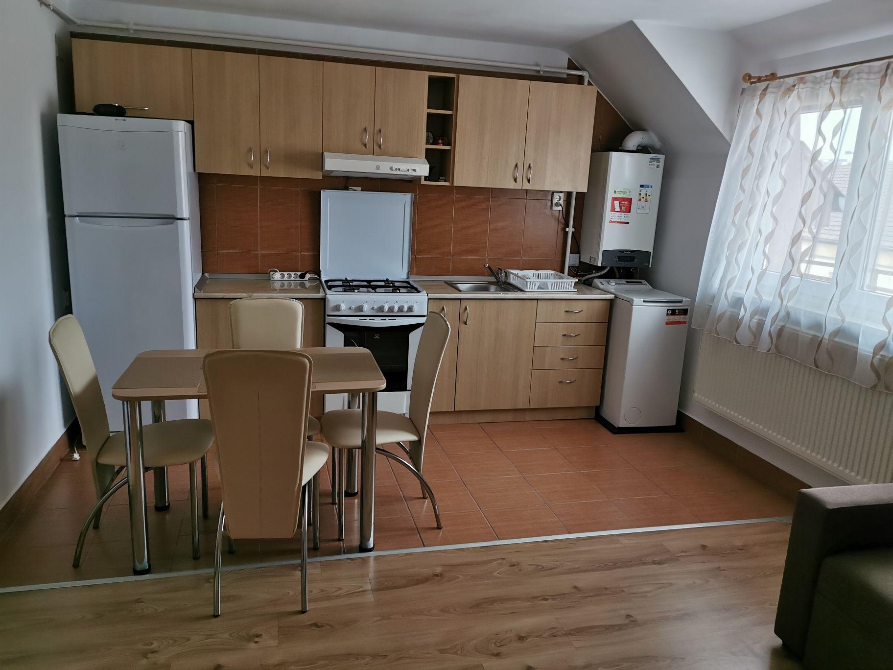 Închiriez apartament cu 2 camere la mansarda