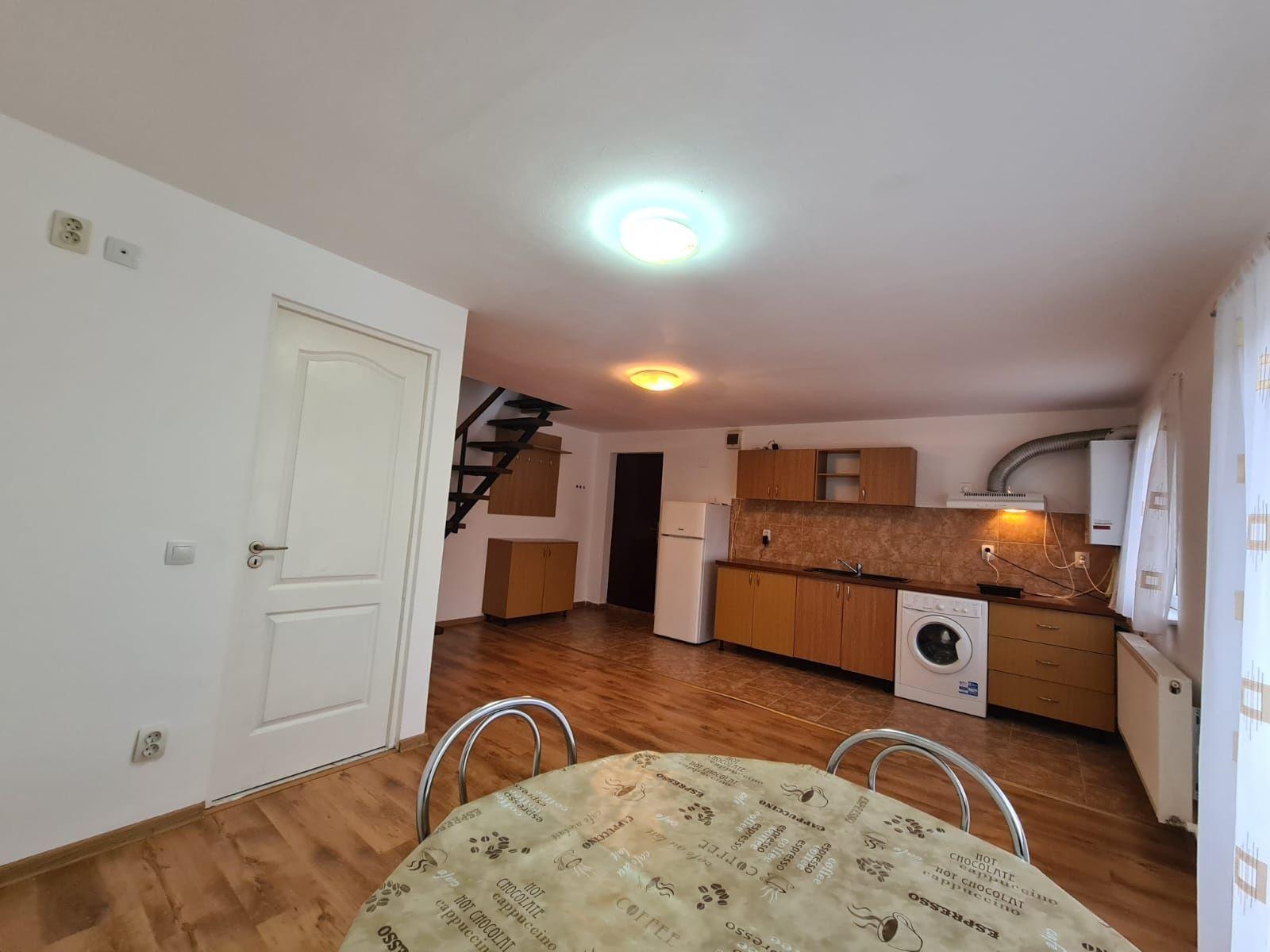 Apartament de închiriat, 3 camere, la mansardă, decomandat Valea Aurie