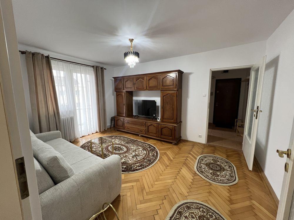 Închiriez apartament cu 3 camere -Bulevardul Mihai Viteazu