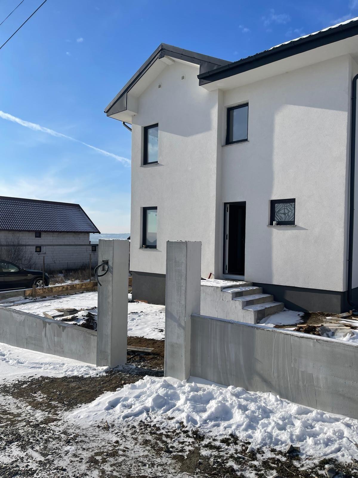 Vând casa pe Aleea Dumbravii