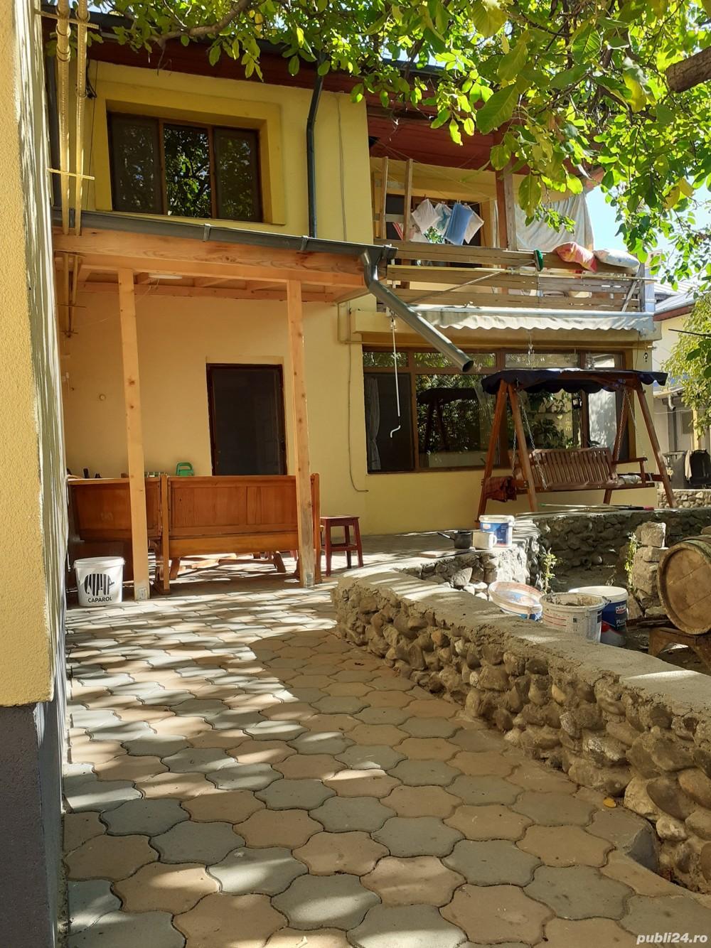 Casa cu etaj. Cocheta si intima - imagine 1