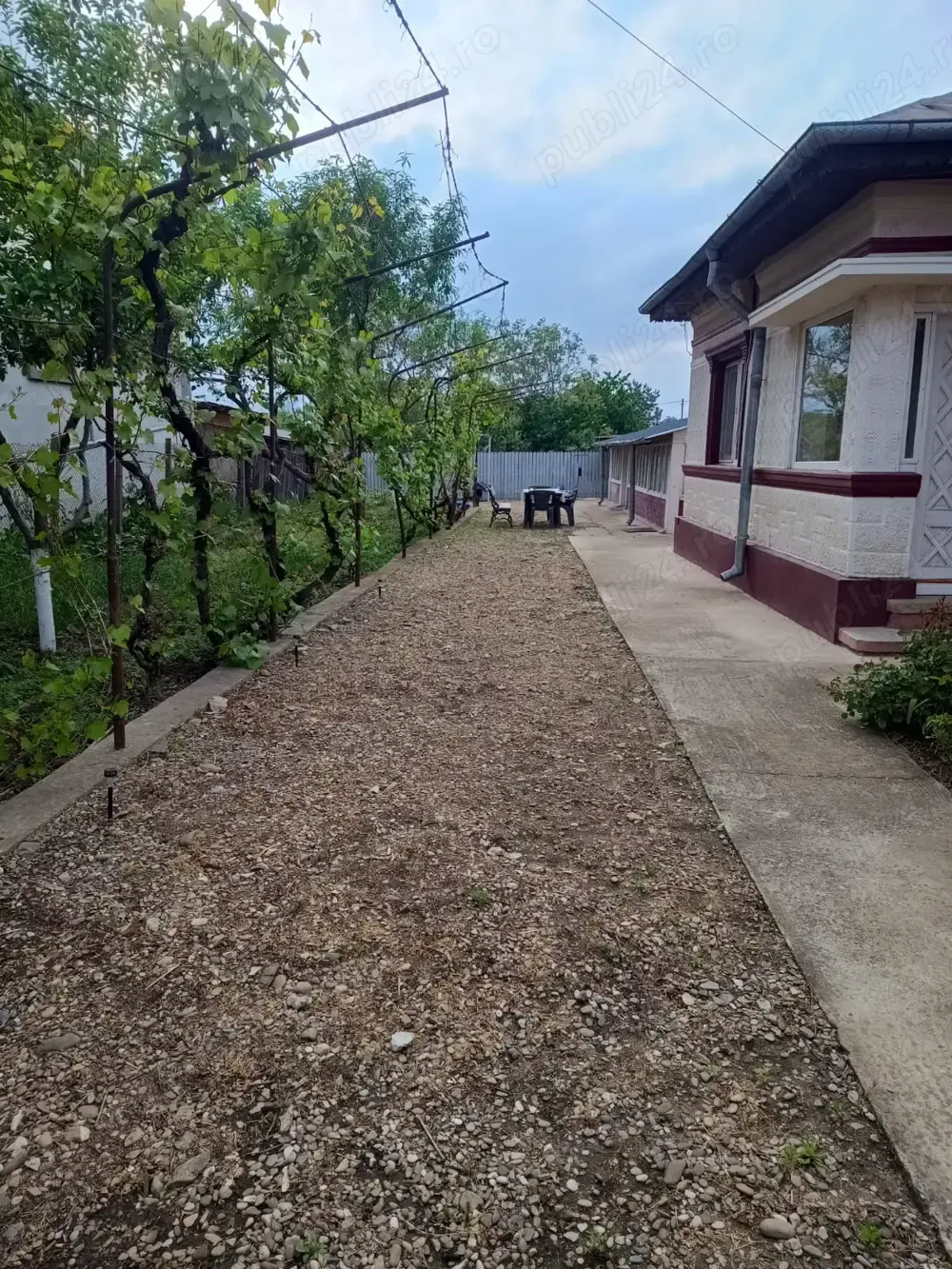 Vând casă cu dependințe și loc de 850mp