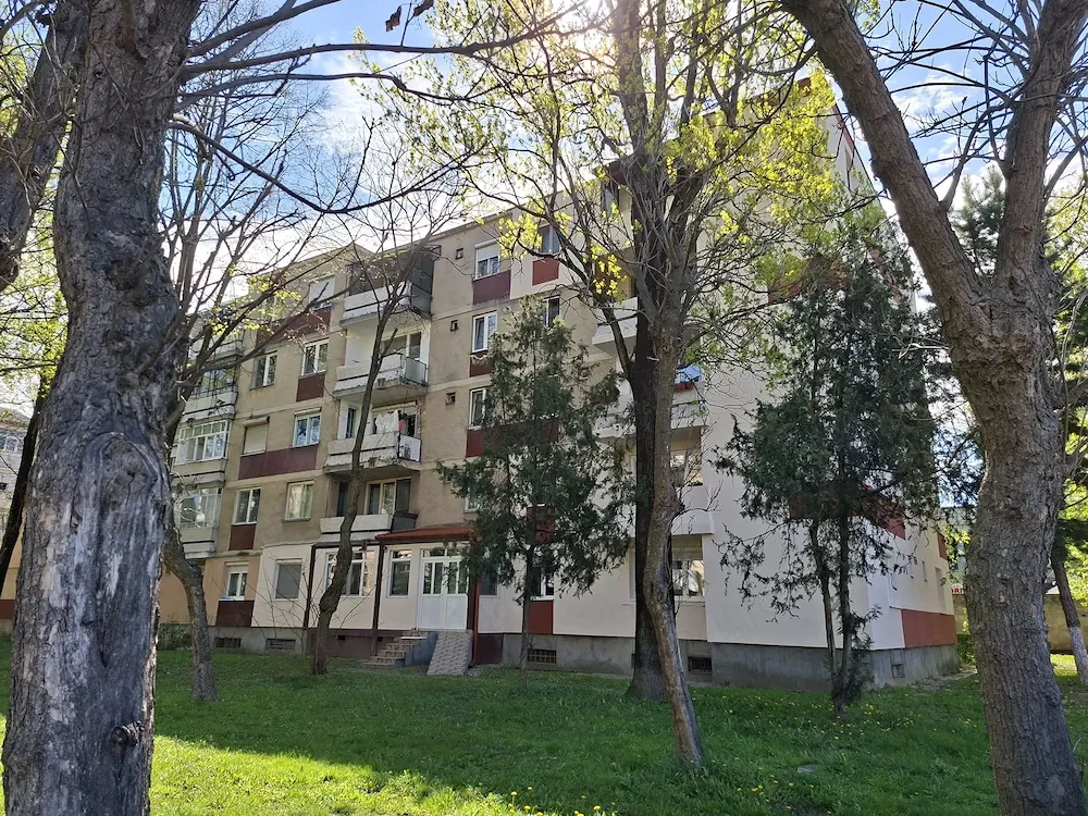Dau in chirie apartament 3 camere zona spital judetean-piata Somes Satu Mare - imagine 1