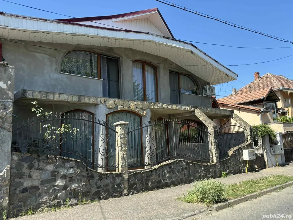 Vând casă zona Micro 17