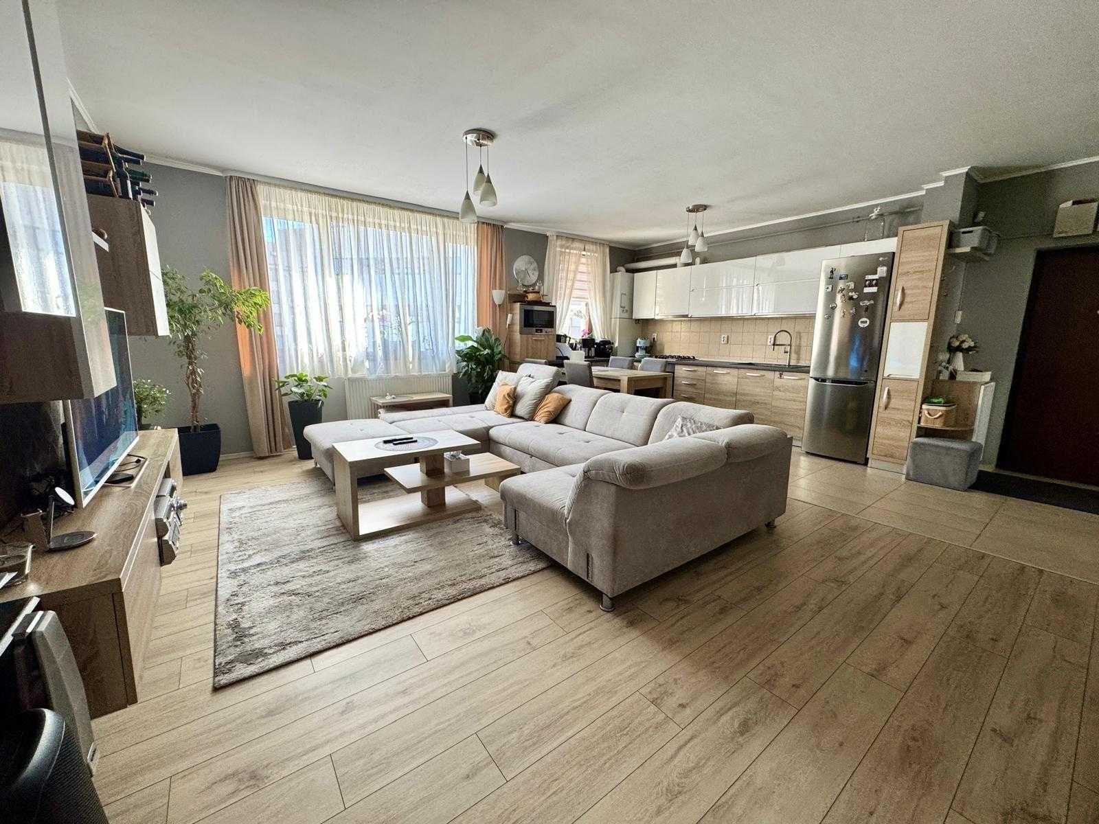 Apartament de vanzare 3 camere, S-74 mp, zona str.Eroilor, Floresti.