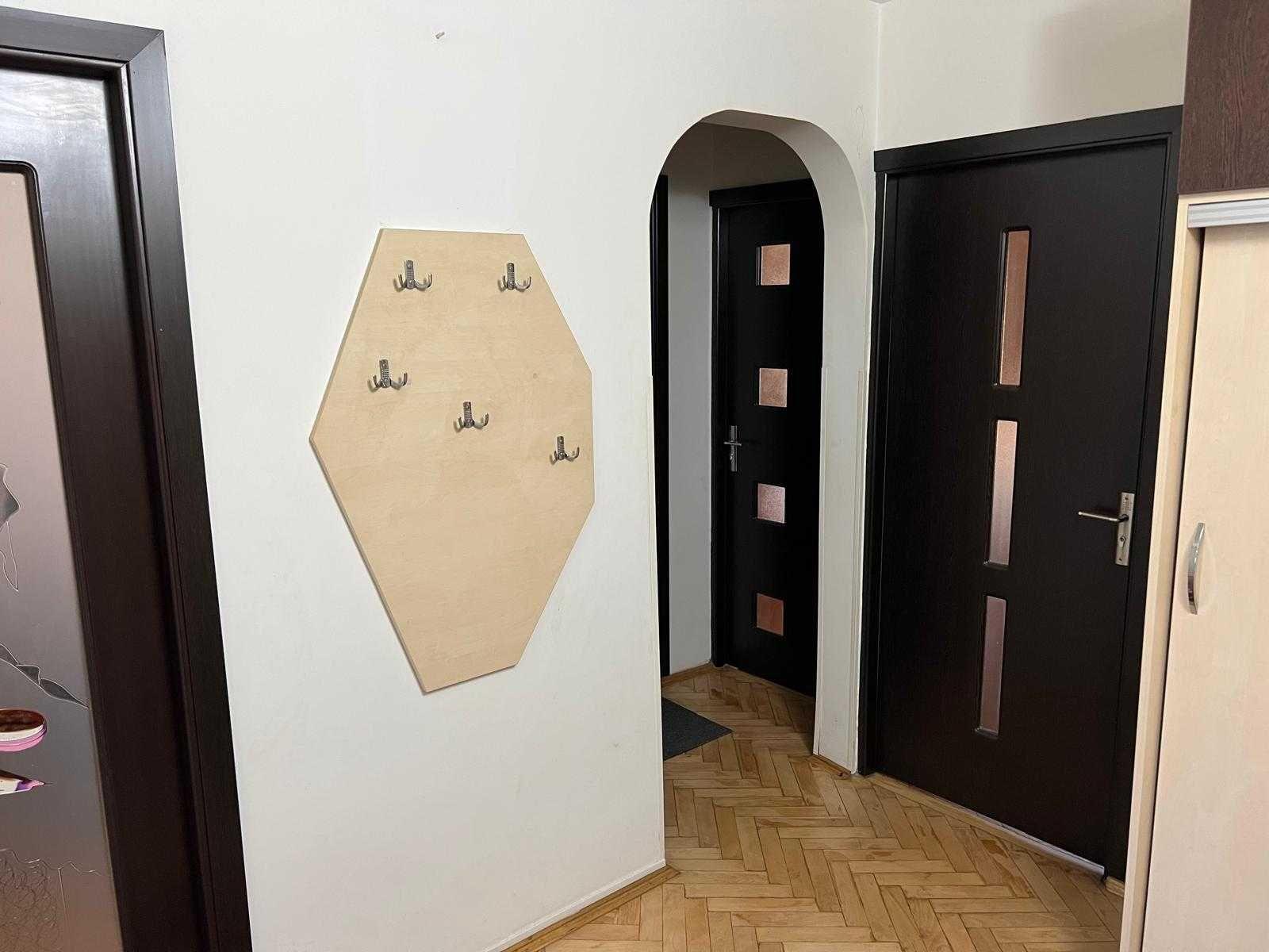 Dau in chirie apt 3 camere, decomandate, in cartierul Manastur, str. Mogosoaia, cu parcare exterioara