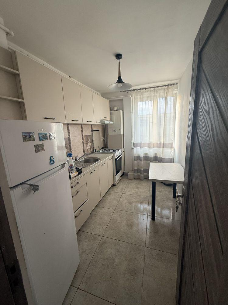 Închiriez ap.3 cf.1, cartier Traian, lânga scările de la Zinca