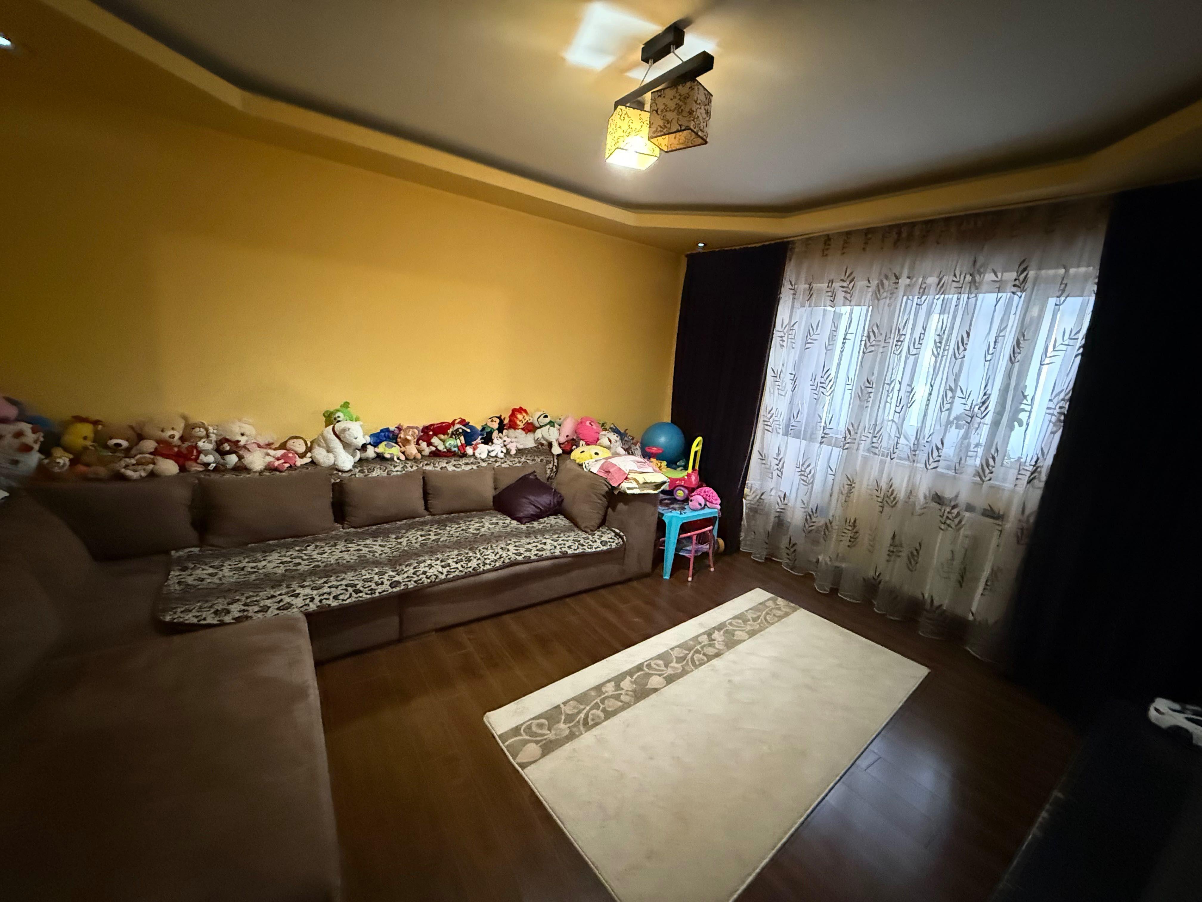 De vânzare Apartament 3 camere - imagine 1