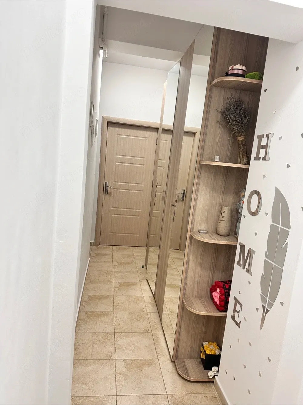 Inchiriez o camera intr-un apartament