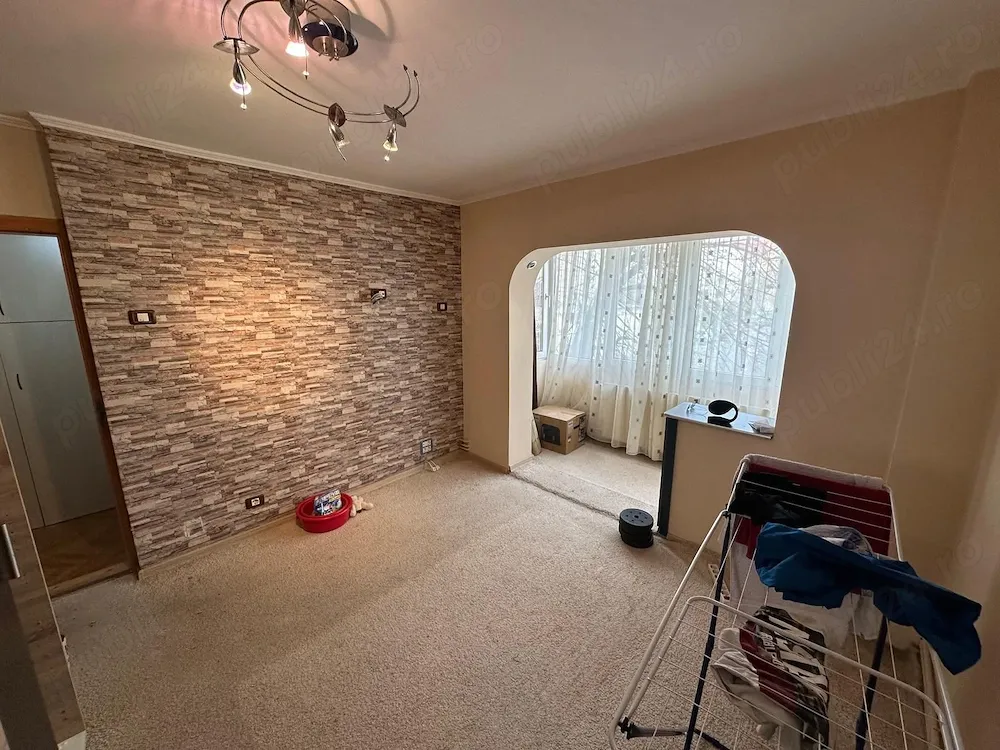 Vand apartament 3 camere etaj 1 zona 300 Micalaca Arad