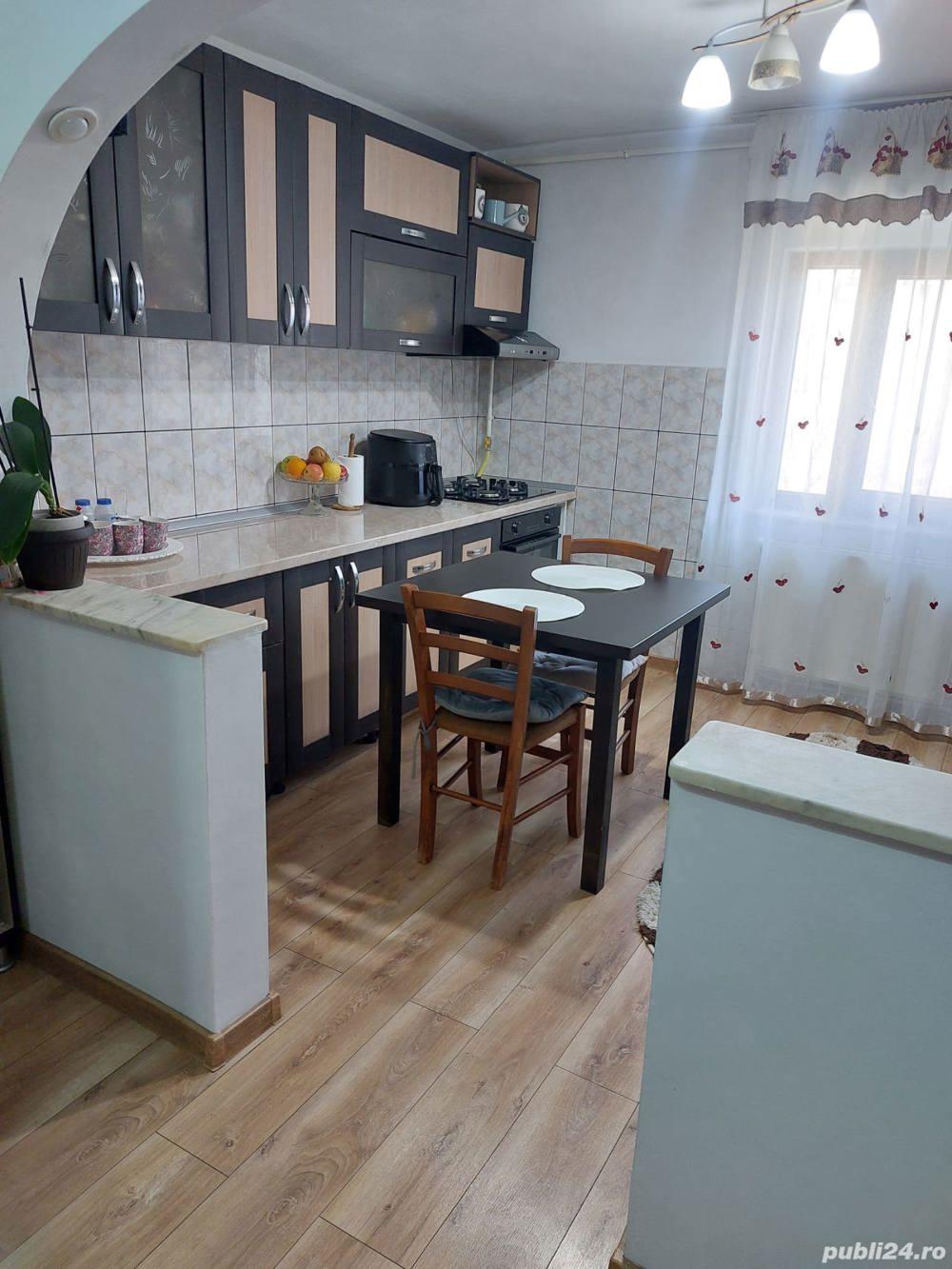 Vand apartament cu 2 camere  decomandate