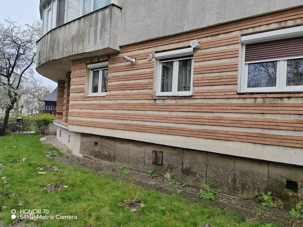 vand apartament 3 camere decomandat ,parter ,zona nord bacau - imagine 1