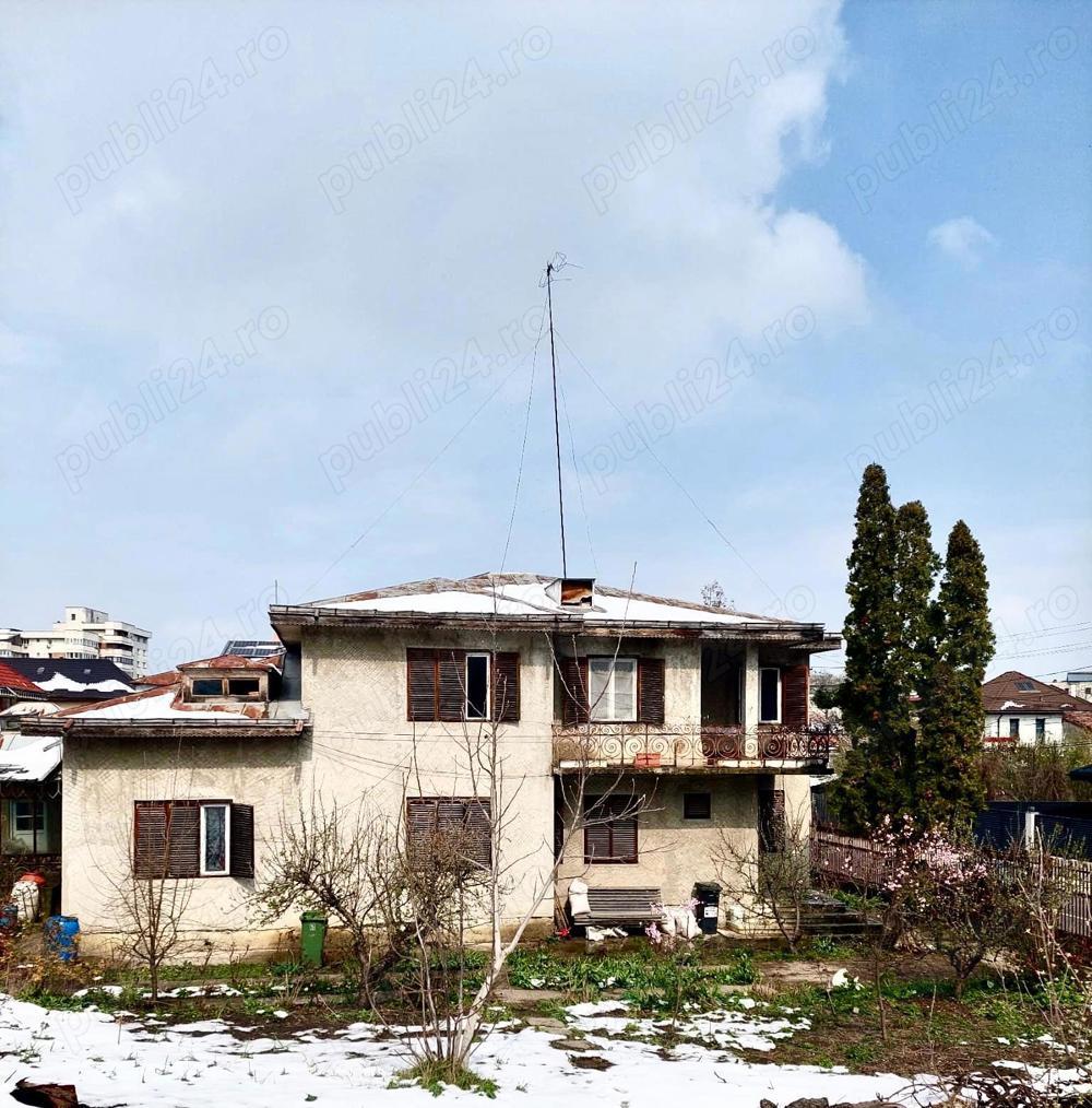 Direct proprietar vând vila ultracentral in Bacău
