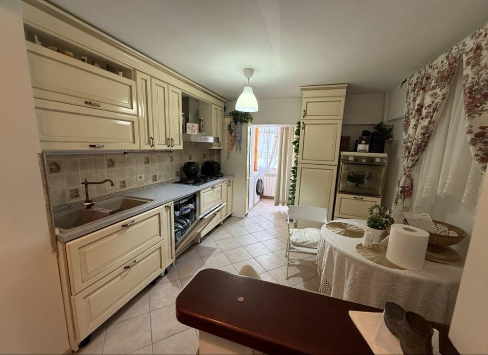 Apartament 2 camere in piata mare etaj1-bloc tip vila( 2 etaje)