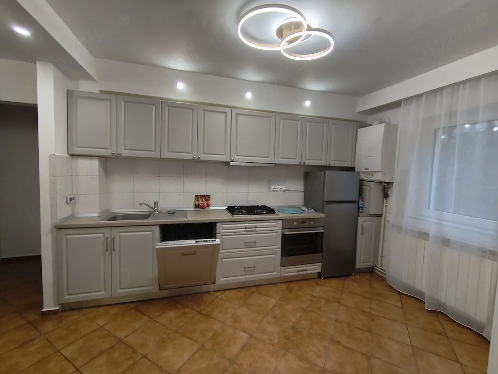 Inchiriez apartament cu 3 camere in Sibiu, cartier Vasile Aron, strada Muncel, recent renovat