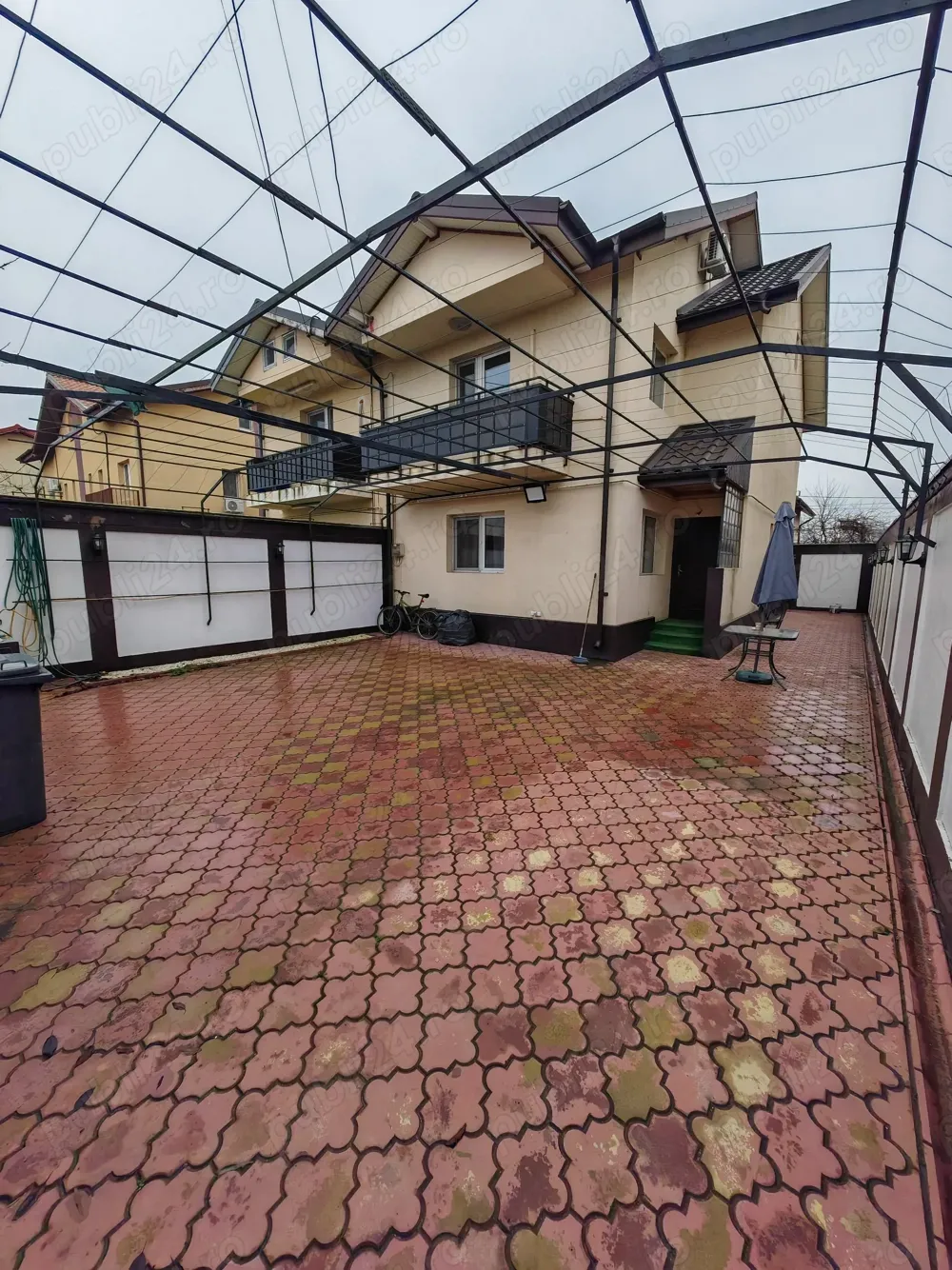 Casa cu 3 dormitoare, 3 bai, bucatarie mare, gradinita si scoala la 200m - imagine 1