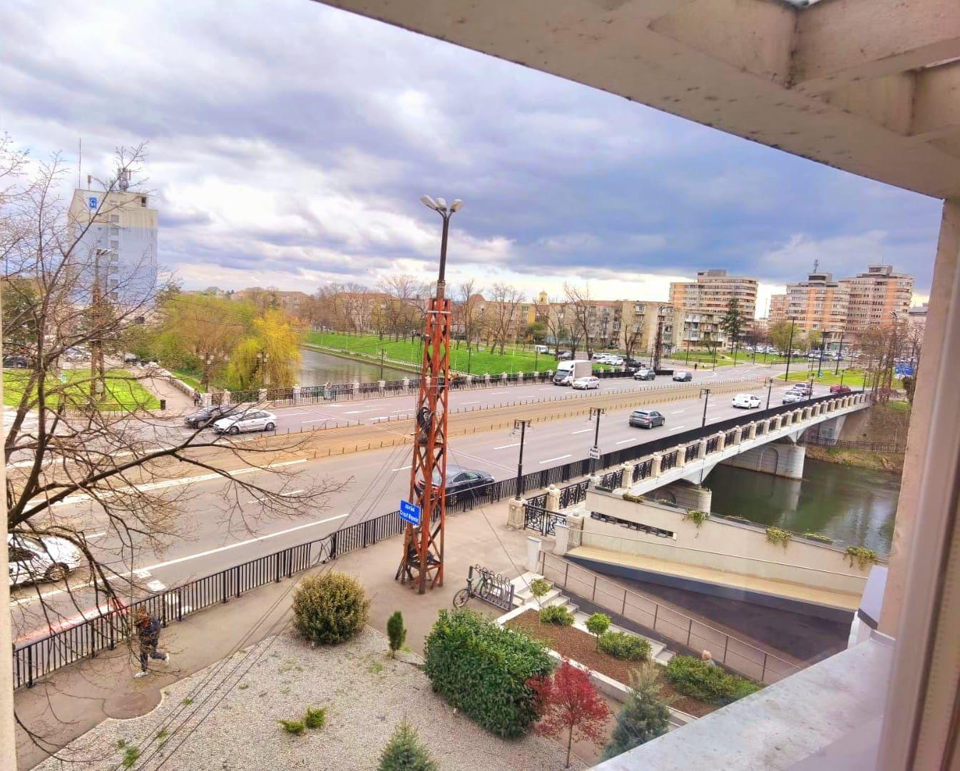 Închiriez ap. 2cam, et2 centru orasului,  pe malul Crișului, parcul Traian deasupra la Crinul Alb